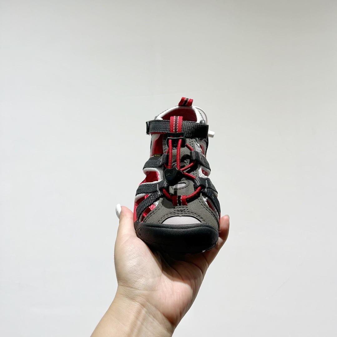 图片[3]-📍 海外版•KEEN二代轻便儿童溯溪凉鞋 尺码：24-37码 🚀【超萌新款！KEEN二代🌟儿童溯溪鞋👑，让探索变得更轻盈】🎒 😉 KEEN二代童鞋来啦！专为小小探险家们设计的溯溪凉鞋，轻便如风🍃，让每一步都充满乐趣。👣 🎈 漂亮外观，颜色丰富🌈，孩子们一眼就爱上！独特的鞋面设计，既时尚又实用，即使在小溪边嬉戏，也能保持脚干爽。🌊 💪 舒适体验是王道，KEEN二代采用柔软材质，贴合孩子的小脚丫，长时间行走也不累脚。内置缓震系统，保护成长中的小足部。👀 🧦 优质的抓地力橡胶鞋底，防滑耐磨，无论是森林小径还是湿滑石头，都能轻松应对。👣🌿-选品中心