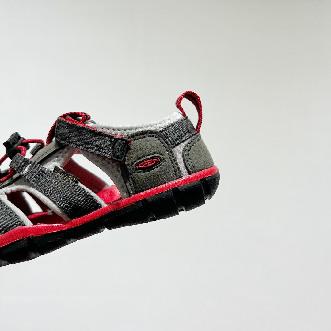 图片[8]-📍 海外版•KEEN二代轻便儿童溯溪凉鞋 尺码：24-37码 🚀【超萌新款！KEEN二代🌟儿童溯溪鞋👑，让探索变得更轻盈】🎒 😉 KEEN二代童鞋来啦！专为小小探险家们设计的溯溪凉鞋，轻便如风🍃，让每一步都充满乐趣。👣 🎈 漂亮外观，颜色丰富🌈，孩子们一眼就爱上！独特的鞋面设计，既时尚又实用，即使在小溪边嬉戏，也能保持脚干爽。🌊 💪 舒适体验是王道，KEEN二代采用柔软材质，贴合孩子的小脚丫，长时间行走也不累脚。内置缓震系统，保护成长中的小足部。👀 🧦 优质的抓地力橡胶鞋底，防滑耐磨，无论是森林小径还是湿滑石头，都能轻松应对。👣🌿-选品中心