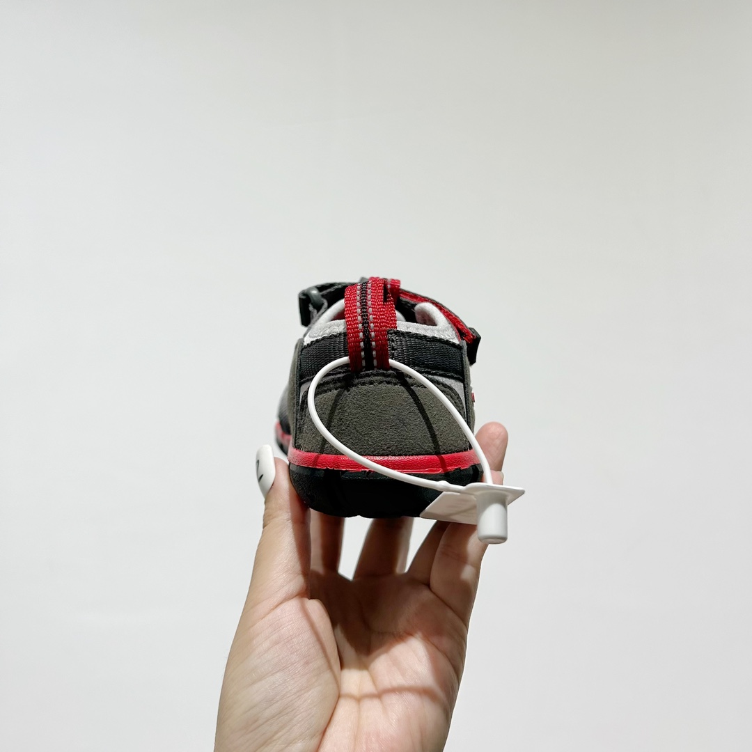 图片[6]-📍 海外版•KEEN二代轻便儿童溯溪凉鞋 尺码：24-37码 🚀【超萌新款！KEEN二代🌟儿童溯溪鞋👑，让探索变得更轻盈】🎒 😉 KEEN二代童鞋来啦！专为小小探险家们设计的溯溪凉鞋，轻便如风🍃，让每一步都充满乐趣。👣 🎈 漂亮外观，颜色丰富🌈，孩子们一眼就爱上！独特的鞋面设计，既时尚又实用，即使在小溪边嬉戏，也能保持脚干爽。🌊 💪 舒适体验是王道，KEEN二代采用柔软材质，贴合孩子的小脚丫，长时间行走也不累脚。内置缓震系统，保护成长中的小足部。👀 🧦 优质的抓地力橡胶鞋底，防滑耐磨，无论是森林小径还是湿滑石头，都能轻松应对。👣🌿-选品中心