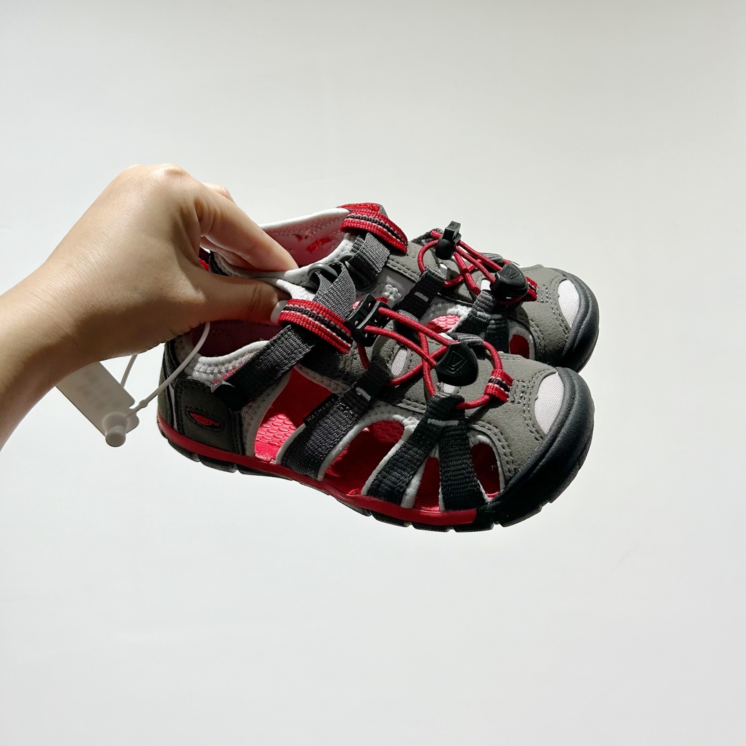 📍 海外版•KEEN二代轻便儿童溯溪凉鞋 尺码：24-37码 🚀【超萌新款！KEEN二代🌟儿童溯溪鞋👑，让探索变得更轻盈】🎒 😉 KEEN二代童鞋来啦！专为小小探险家们设计的溯溪凉鞋，轻便如风🍃，让每一步都充满乐趣。👣 🎈 漂亮外观，颜色丰富🌈，孩子们一眼就爱上！独特的鞋面设计，既时尚又实用，即使在小溪边嬉戏，也能保持脚干爽。🌊 💪 舒适体验是王道，KEEN二代采用柔软材质，贴合孩子的小脚丫，长时间行走也不累脚。内置缓震系统，保护成长中的小足部。👀 🧦 优质的抓地力橡胶鞋底，防滑耐磨，无论是森林小径还是湿滑石头，都能轻松应对。👣🌿-选品中心