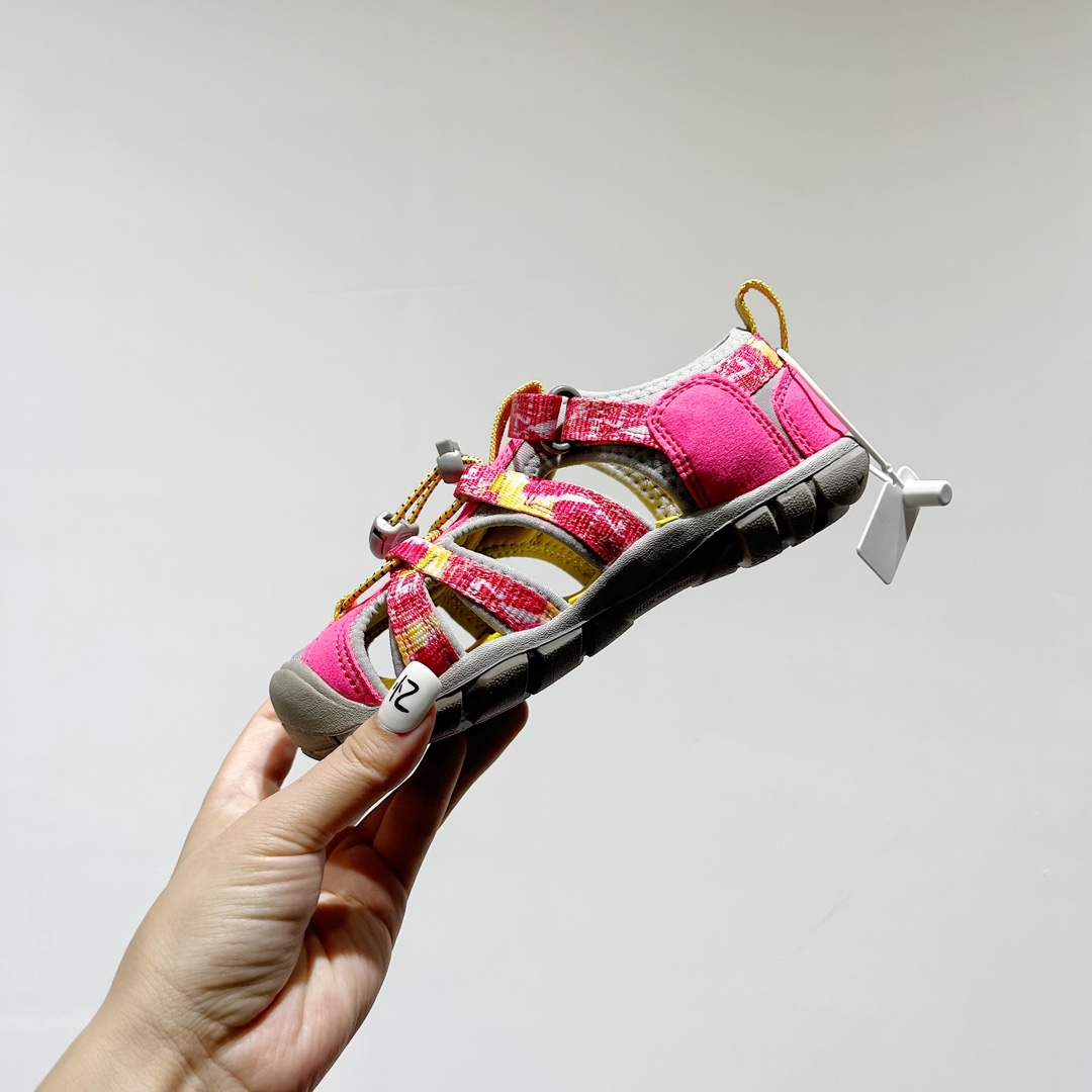 图片[4]-📍 海外版•KEEN二代轻便儿童溯溪凉鞋 尺码：24-37码 🚀【超萌新款！KEEN二代🌟儿童溯溪鞋👑，让探索变得更轻盈】🎒 😉 KEEN二代童鞋来啦！专为小小探险家们设计的溯溪凉鞋，轻便如风🍃，让每一步都充满乐趣。👣 🎈 漂亮外观，颜色丰富🌈，孩子们一眼就爱上！独特的鞋面设计，既时尚又实用，即使在小溪边嬉戏，也能保持脚干爽。🌊 💪 舒适体验是王道，KEEN二代采用柔软材质，贴合孩子的小脚丫，长时间行走也不累脚。内置缓震系统，保护成长中的小足部。👀 🧦 优质的抓地力橡胶鞋底，防滑耐磨，无论是森林小径还是湿滑石头，都能轻松应对。👣🌿-选品中心