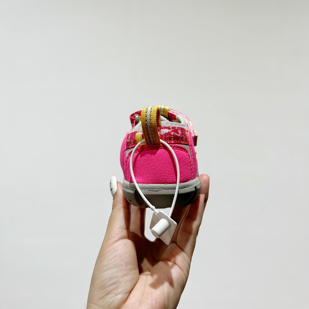 图片[6]-📍 海外版•KEEN二代轻便儿童溯溪凉鞋 尺码：24-37码 🚀【超萌新款！KEEN二代🌟儿童溯溪鞋👑，让探索变得更轻盈】🎒 😉 KEEN二代童鞋来啦！专为小小探险家们设计的溯溪凉鞋，轻便如风🍃，让每一步都充满乐趣。👣 🎈 漂亮外观，颜色丰富🌈，孩子们一眼就爱上！独特的鞋面设计，既时尚又实用，即使在小溪边嬉戏，也能保持脚干爽。🌊 💪 舒适体验是王道，KEEN二代采用柔软材质，贴合孩子的小脚丫，长时间行走也不累脚。内置缓震系统，保护成长中的小足部。👀 🧦 优质的抓地力橡胶鞋底，防滑耐磨，无论是森林小径还是湿滑石头，都能轻松应对。👣🌿-选品中心