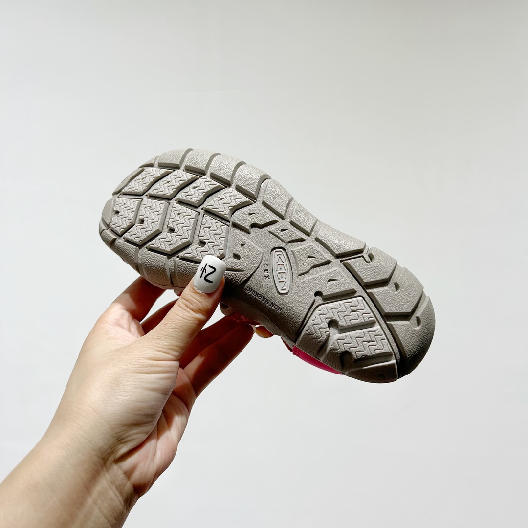 图片[9]-📍 海外版•KEEN二代轻便儿童溯溪凉鞋 尺码：24-37码 🚀【超萌新款！KEEN二代🌟儿童溯溪鞋👑，让探索变得更轻盈】🎒 😉 KEEN二代童鞋来啦！专为小小探险家们设计的溯溪凉鞋，轻便如风🍃，让每一步都充满乐趣。👣 🎈 漂亮外观，颜色丰富🌈，孩子们一眼就爱上！独特的鞋面设计，既时尚又实用，即使在小溪边嬉戏，也能保持脚干爽。🌊 💪 舒适体验是王道，KEEN二代采用柔软材质，贴合孩子的小脚丫，长时间行走也不累脚。内置缓震系统，保护成长中的小足部。👀 🧦 优质的抓地力橡胶鞋底，防滑耐磨，无论是森林小径还是湿滑石头，都能轻松应对。👣🌿-选品中心