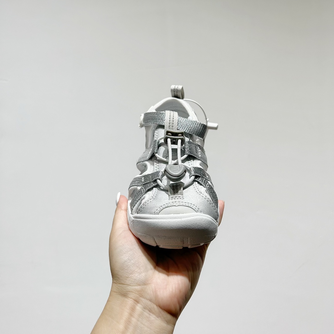 图片[3]-📍 海外版•KEEN二代轻便儿童溯溪凉鞋 尺码：24-37码 🚀【超萌新款！KEEN二代🌟儿童溯溪鞋👑，让探索变得更轻盈】🎒 😉 KEEN二代童鞋来啦！专为小小探险家们设计的溯溪凉鞋，轻便如风🍃，让每一步都充满乐趣。👣 🎈 漂亮外观，颜色丰富🌈，孩子们一眼就爱上！独特的鞋面设计，既时尚又实用，即使在小溪边嬉戏，也能保持脚干爽。🌊 💪 舒适体验是王道，KEEN二代采用柔软材质，贴合孩子的小脚丫，长时间行走也不累脚。内置缓震系统，保护成长中的小足部。👀 🧦 优质的抓地力橡胶鞋底，防滑耐磨，无论是森林小径还是湿滑石头，都能轻松应对。👣🌿-选品中心