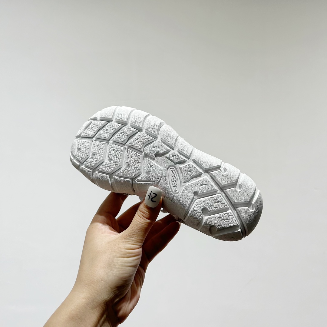 图片[9]-📍 海外版•KEEN二代轻便儿童溯溪凉鞋 尺码：24-37码 🚀【超萌新款！KEEN二代🌟儿童溯溪鞋👑，让探索变得更轻盈】🎒 😉 KEEN二代童鞋来啦！专为小小探险家们设计的溯溪凉鞋，轻便如风🍃，让每一步都充满乐趣。👣 🎈 漂亮外观，颜色丰富🌈，孩子们一眼就爱上！独特的鞋面设计，既时尚又实用，即使在小溪边嬉戏，也能保持脚干爽。🌊 💪 舒适体验是王道，KEEN二代采用柔软材质，贴合孩子的小脚丫，长时间行走也不累脚。内置缓震系统，保护成长中的小足部。👀 🧦 优质的抓地力橡胶鞋底，防滑耐磨，无论是森林小径还是湿滑石头，都能轻松应对。👣🌿-选品中心