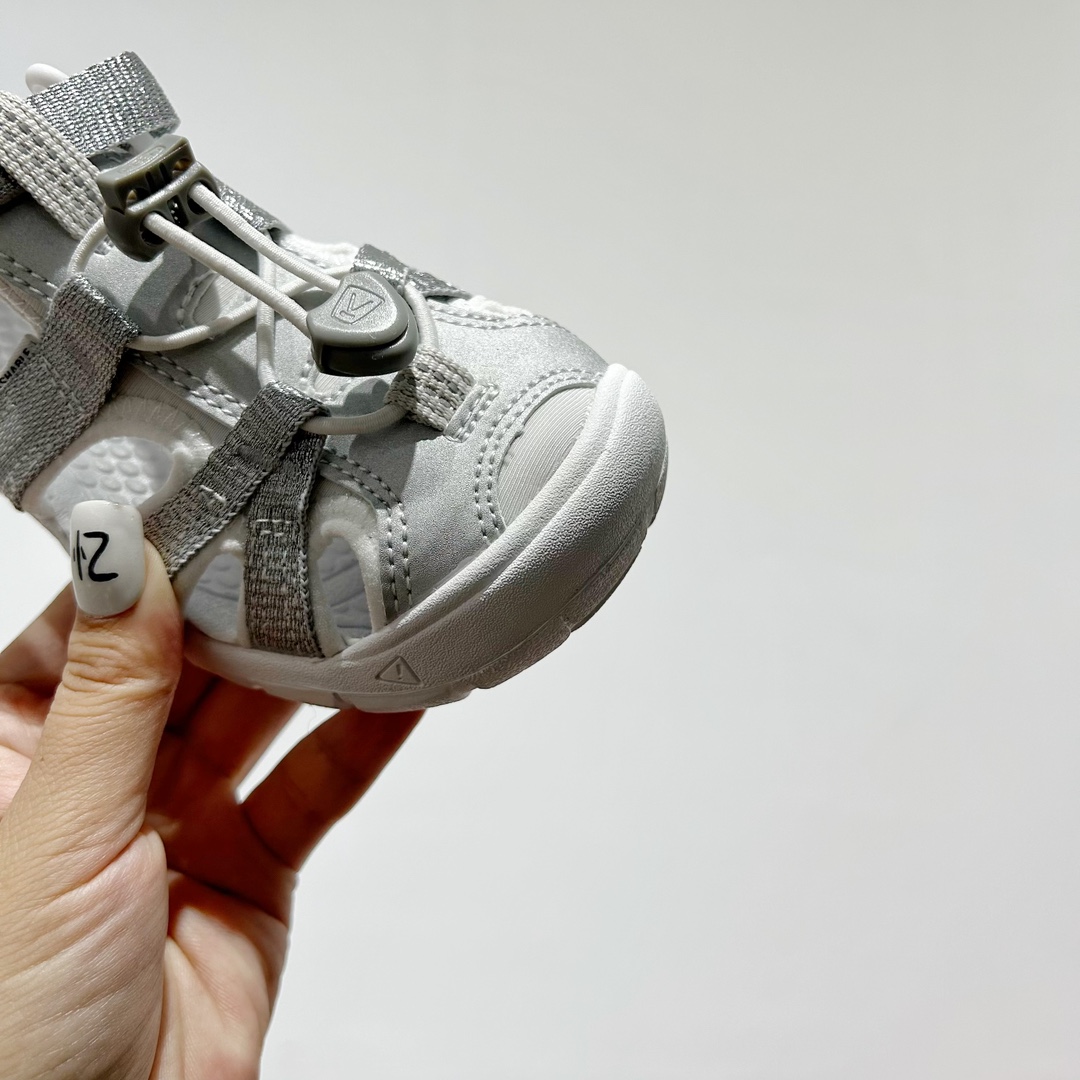 图片[5]-📍 海外版•KEEN二代轻便儿童溯溪凉鞋 尺码：24-37码 🚀【超萌新款！KEEN二代🌟儿童溯溪鞋👑，让探索变得更轻盈】🎒 😉 KEEN二代童鞋来啦！专为小小探险家们设计的溯溪凉鞋，轻便如风🍃，让每一步都充满乐趣。👣 🎈 漂亮外观，颜色丰富🌈，孩子们一眼就爱上！独特的鞋面设计，既时尚又实用，即使在小溪边嬉戏，也能保持脚干爽。🌊 💪 舒适体验是王道，KEEN二代采用柔软材质，贴合孩子的小脚丫，长时间行走也不累脚。内置缓震系统，保护成长中的小足部。👀 🧦 优质的抓地力橡胶鞋底，防滑耐磨，无论是森林小径还是湿滑石头，都能轻松应对。👣🌿-选品中心