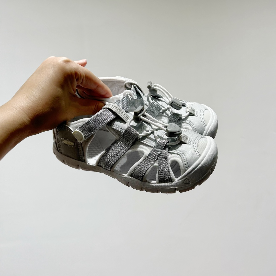 📍 海外版•KEEN二代轻便儿童溯溪凉鞋 尺码：24-37码 🚀【超萌新款！KEEN二代🌟儿童溯溪鞋👑，让探索变得更轻盈】🎒 😉 KEEN二代童鞋来啦！专为小小探险家们设计的溯溪凉鞋，轻便如风🍃，让每一步都充满乐趣。👣 🎈 漂亮外观，颜色丰富🌈，孩子们一眼就爱上！独特的鞋面设计，既时尚又实用，即使在小溪边嬉戏，也能保持脚干爽。🌊 💪 舒适体验是王道，KEEN二代采用柔软材质，贴合孩子的小脚丫，长时间行走也不累脚。内置缓震系统，保护成长中的小足部。👀 🧦 优质的抓地力橡胶鞋底，防滑耐磨，无论是森林小径还是湿滑石头，都能轻松应对。👣🌿-选品中心