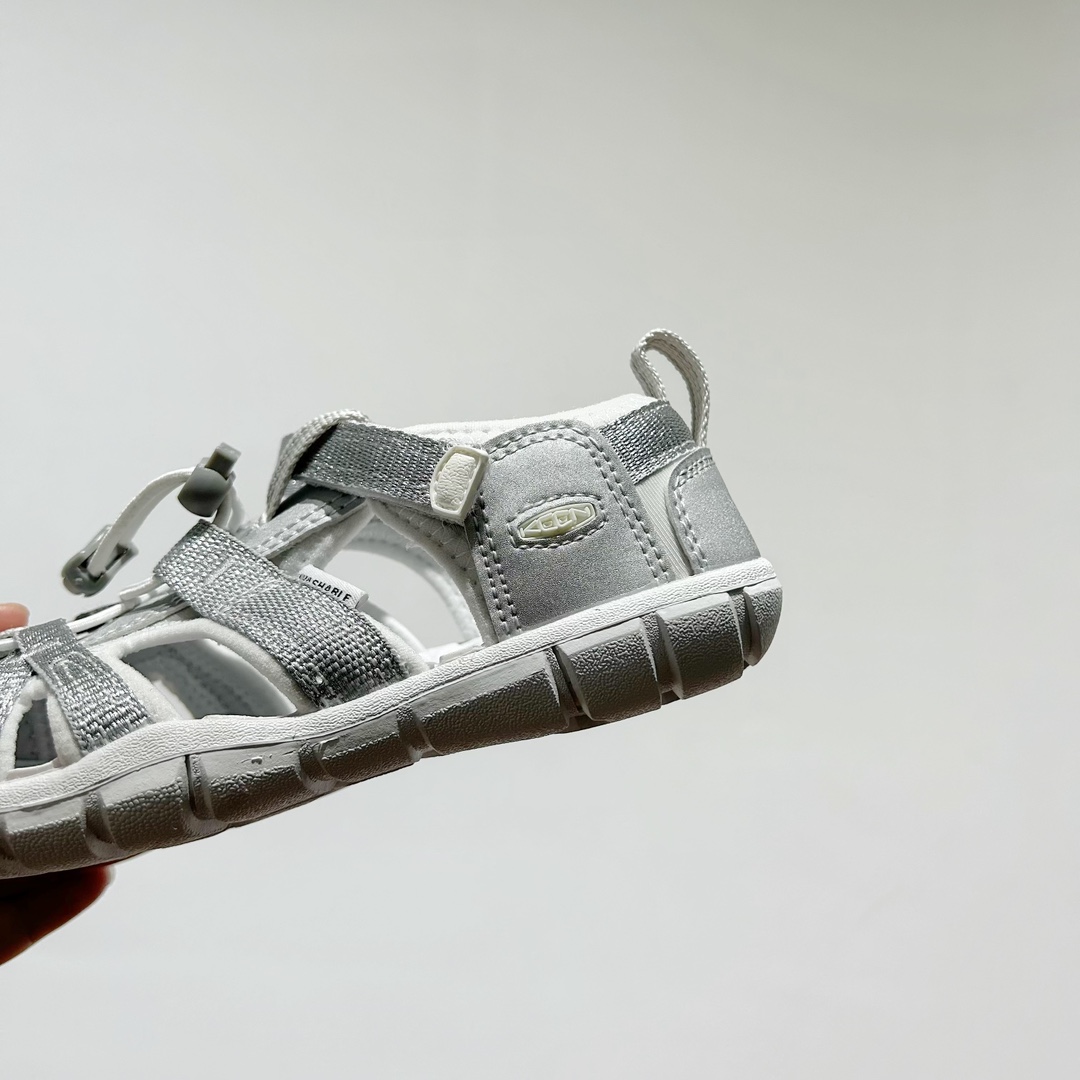 图片[8]-📍 海外版•KEEN二代轻便儿童溯溪凉鞋 尺码：24-37码 🚀【超萌新款！KEEN二代🌟儿童溯溪鞋👑，让探索变得更轻盈】🎒 😉 KEEN二代童鞋来啦！专为小小探险家们设计的溯溪凉鞋，轻便如风🍃，让每一步都充满乐趣。👣 🎈 漂亮外观，颜色丰富🌈，孩子们一眼就爱上！独特的鞋面设计，既时尚又实用，即使在小溪边嬉戏，也能保持脚干爽。🌊 💪 舒适体验是王道，KEEN二代采用柔软材质，贴合孩子的小脚丫，长时间行走也不累脚。内置缓震系统，保护成长中的小足部。👀 🧦 优质的抓地力橡胶鞋底，防滑耐磨，无论是森林小径还是湿滑石头，都能轻松应对。👣🌿-选品中心