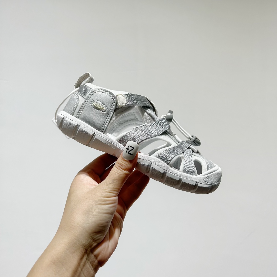 图片[2]-📍 海外版•KEEN二代轻便儿童溯溪凉鞋 尺码：24-37码 🚀【超萌新款！KEEN二代🌟儿童溯溪鞋👑，让探索变得更轻盈】🎒 😉 KEEN二代童鞋来啦！专为小小探险家们设计的溯溪凉鞋，轻便如风🍃，让每一步都充满乐趣。👣 🎈 漂亮外观，颜色丰富🌈，孩子们一眼就爱上！独特的鞋面设计，既时尚又实用，即使在小溪边嬉戏，也能保持脚干爽。🌊 💪 舒适体验是王道，KEEN二代采用柔软材质，贴合孩子的小脚丫，长时间行走也不累脚。内置缓震系统，保护成长中的小足部。👀 🧦 优质的抓地力橡胶鞋底，防滑耐磨，无论是森林小径还是湿滑石头，都能轻松应对。👣🌿-选品中心