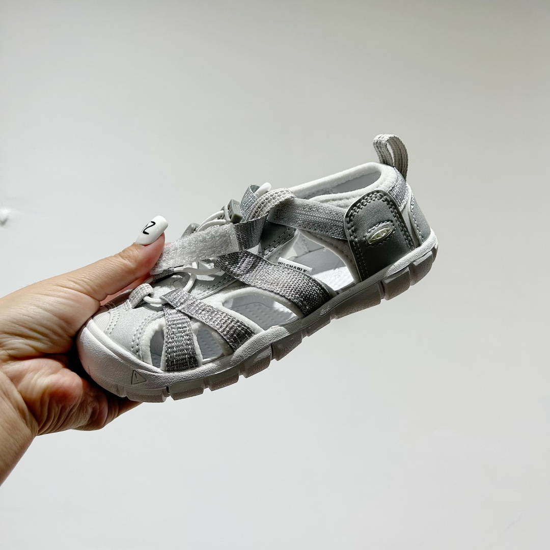 图片[7]-📍 海外版•KEEN二代轻便儿童溯溪凉鞋 尺码：24-37码 🚀【超萌新款！KEEN二代🌟儿童溯溪鞋👑，让探索变得更轻盈】🎒 😉 KEEN二代童鞋来啦！专为小小探险家们设计的溯溪凉鞋，轻便如风🍃，让每一步都充满乐趣。👣 🎈 漂亮外观，颜色丰富🌈，孩子们一眼就爱上！独特的鞋面设计，既时尚又实用，即使在小溪边嬉戏，也能保持脚干爽。🌊 💪 舒适体验是王道，KEEN二代采用柔软材质，贴合孩子的小脚丫，长时间行走也不累脚。内置缓震系统，保护成长中的小足部。👀 🧦 优质的抓地力橡胶鞋底，防滑耐磨，无论是森林小径还是湿滑石头，都能轻松应对。👣🌿-选品中心