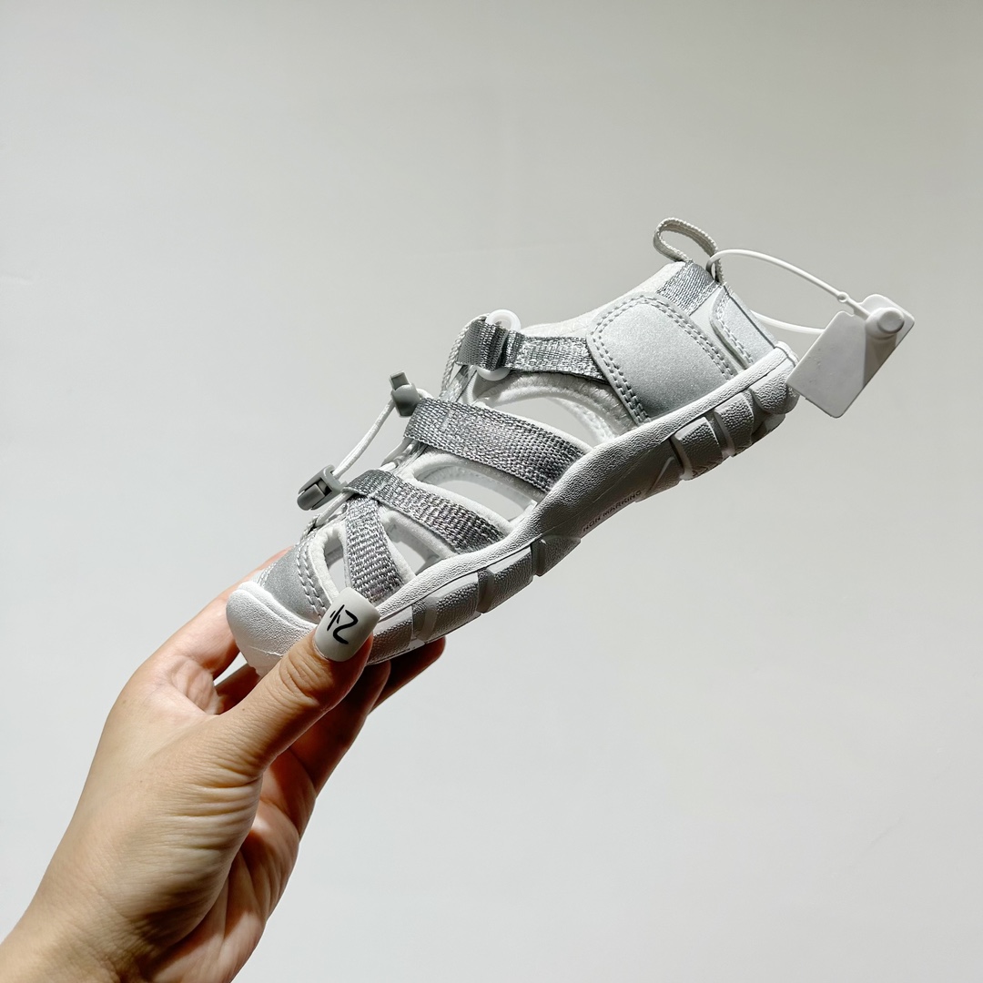 图片[4]-📍 海外版•KEEN二代轻便儿童溯溪凉鞋 尺码：24-37码 🚀【超萌新款！KEEN二代🌟儿童溯溪鞋👑，让探索变得更轻盈】🎒 😉 KEEN二代童鞋来啦！专为小小探险家们设计的溯溪凉鞋，轻便如风🍃，让每一步都充满乐趣。👣 🎈 漂亮外观，颜色丰富🌈，孩子们一眼就爱上！独特的鞋面设计，既时尚又实用，即使在小溪边嬉戏，也能保持脚干爽。🌊 💪 舒适体验是王道，KEEN二代采用柔软材质，贴合孩子的小脚丫，长时间行走也不累脚。内置缓震系统，保护成长中的小足部。👀 🧦 优质的抓地力橡胶鞋底，防滑耐磨，无论是森林小径还是湿滑石头，都能轻松应对。👣🌿-选品中心