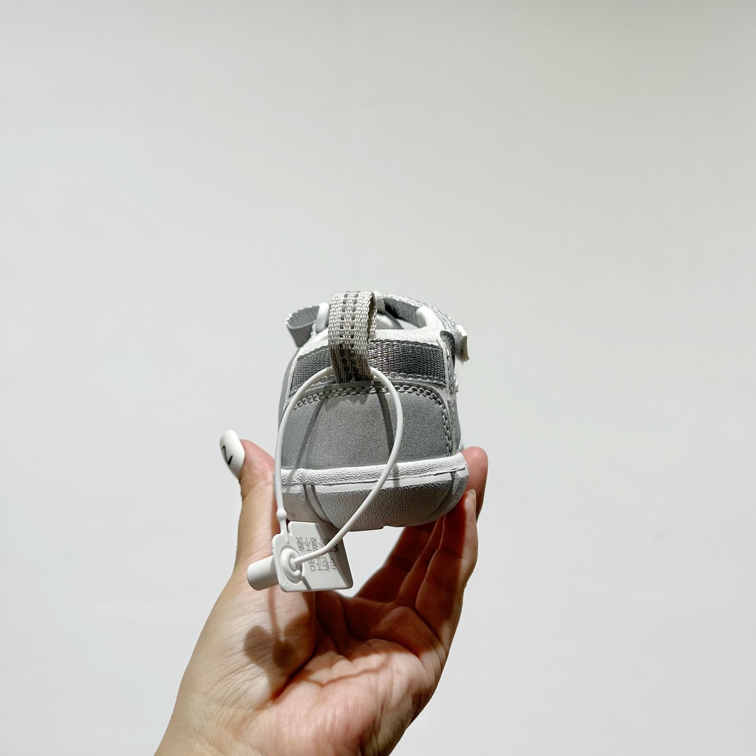 图片[6]-📍 海外版•KEEN二代轻便儿童溯溪凉鞋 尺码：24-37码 🚀【超萌新款！KEEN二代🌟儿童溯溪鞋👑，让探索变得更轻盈】🎒 😉 KEEN二代童鞋来啦！专为小小探险家们设计的溯溪凉鞋，轻便如风🍃，让每一步都充满乐趣。👣 🎈 漂亮外观，颜色丰富🌈，孩子们一眼就爱上！独特的鞋面设计，既时尚又实用，即使在小溪边嬉戏，也能保持脚干爽。🌊 💪 舒适体验是王道，KEEN二代采用柔软材质，贴合孩子的小脚丫，长时间行走也不累脚。内置缓震系统，保护成长中的小足部。👀 🧦 优质的抓地力橡胶鞋底，防滑耐磨，无论是森林小径还是湿滑石头，都能轻松应对。👣🌿-选品中心