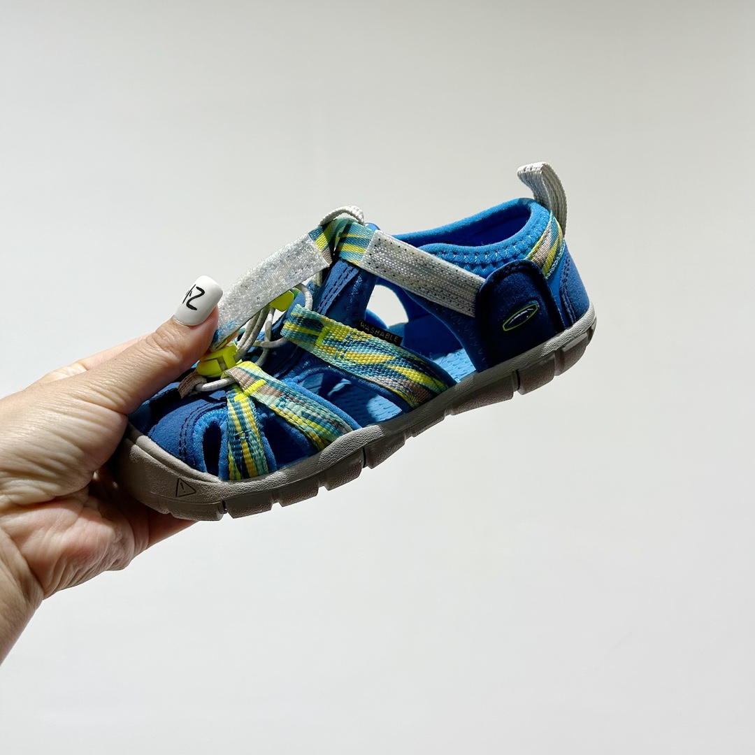 图片[7]-📍 海外版•KEEN二代轻便儿童溯溪凉鞋 尺码：24-37码 🚀【超萌新款！KEEN二代🌟儿童溯溪鞋👑，让探索变得更轻盈】🎒 😉 KEEN二代童鞋来啦！专为小小探险家们设计的溯溪凉鞋，轻便如风🍃，让每一步都充满乐趣。👣 🎈 漂亮外观，颜色丰富🌈，孩子们一眼就爱上！独特的鞋面设计，既时尚又实用，即使在小溪边嬉戏，也能保持脚干爽。🌊 💪 舒适体验是王道，KEEN二代采用柔软材质，贴合孩子的小脚丫，长时间行走也不累脚。内置缓震系统，保护成长中的小足部。👀 🧦 优质的抓地力橡胶鞋底，防滑耐磨，无论是森林小径还是湿滑石头，都能轻松应对。👣🌿-选品中心