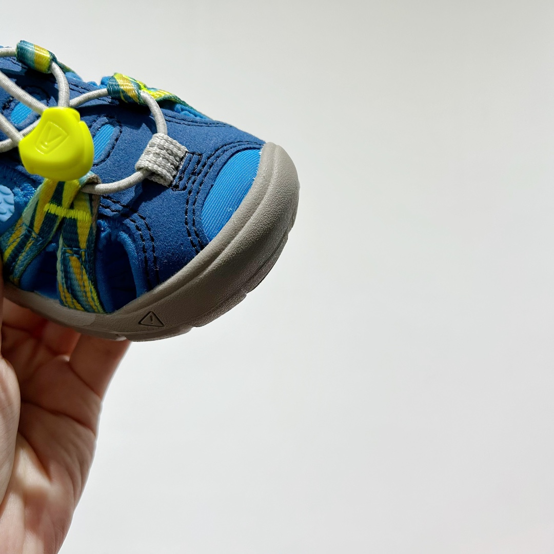 图片[5]-📍 海外版•KEEN二代轻便儿童溯溪凉鞋 尺码：24-37码 🚀【超萌新款！KEEN二代🌟儿童溯溪鞋👑，让探索变得更轻盈】🎒 😉 KEEN二代童鞋来啦！专为小小探险家们设计的溯溪凉鞋，轻便如风🍃，让每一步都充满乐趣。👣 🎈 漂亮外观，颜色丰富🌈，孩子们一眼就爱上！独特的鞋面设计，既时尚又实用，即使在小溪边嬉戏，也能保持脚干爽。🌊 💪 舒适体验是王道，KEEN二代采用柔软材质，贴合孩子的小脚丫，长时间行走也不累脚。内置缓震系统，保护成长中的小足部。👀 🧦 优质的抓地力橡胶鞋底，防滑耐磨，无论是森林小径还是湿滑石头，都能轻松应对。👣🌿-选品中心