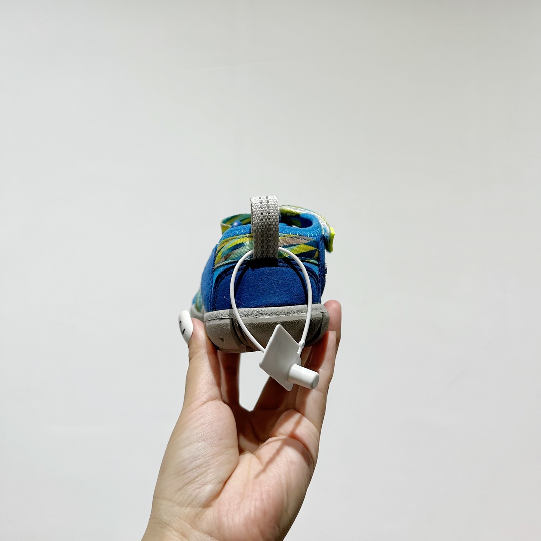 图片[6]-📍 海外版•KEEN二代轻便儿童溯溪凉鞋 尺码：24-37码 🚀【超萌新款！KEEN二代🌟儿童溯溪鞋👑，让探索变得更轻盈】🎒 😉 KEEN二代童鞋来啦！专为小小探险家们设计的溯溪凉鞋，轻便如风🍃，让每一步都充满乐趣。👣 🎈 漂亮外观，颜色丰富🌈，孩子们一眼就爱上！独特的鞋面设计，既时尚又实用，即使在小溪边嬉戏，也能保持脚干爽。🌊 💪 舒适体验是王道，KEEN二代采用柔软材质，贴合孩子的小脚丫，长时间行走也不累脚。内置缓震系统，保护成长中的小足部。👀 🧦 优质的抓地力橡胶鞋底，防滑耐磨，无论是森林小径还是湿滑石头，都能轻松应对。👣🌿-选品中心