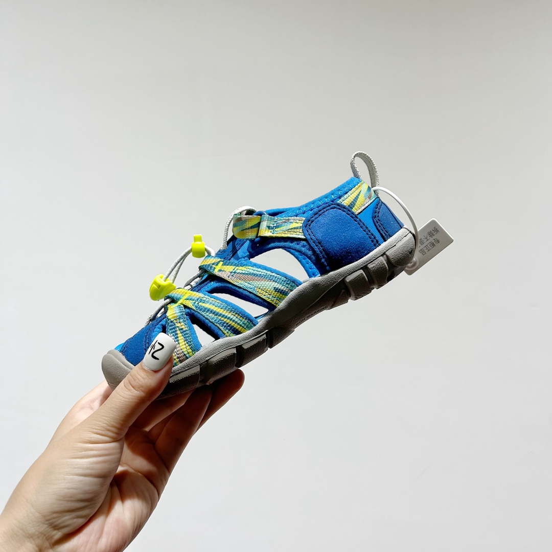 图片[4]-📍 海外版•KEEN二代轻便儿童溯溪凉鞋 尺码：24-37码 🚀【超萌新款！KEEN二代🌟儿童溯溪鞋👑，让探索变得更轻盈】🎒 😉 KEEN二代童鞋来啦！专为小小探险家们设计的溯溪凉鞋，轻便如风🍃，让每一步都充满乐趣。👣 🎈 漂亮外观，颜色丰富🌈，孩子们一眼就爱上！独特的鞋面设计，既时尚又实用，即使在小溪边嬉戏，也能保持脚干爽。🌊 💪 舒适体验是王道，KEEN二代采用柔软材质，贴合孩子的小脚丫，长时间行走也不累脚。内置缓震系统，保护成长中的小足部。👀 🧦 优质的抓地力橡胶鞋底，防滑耐磨，无论是森林小径还是湿滑石头，都能轻松应对。👣🌿-选品中心