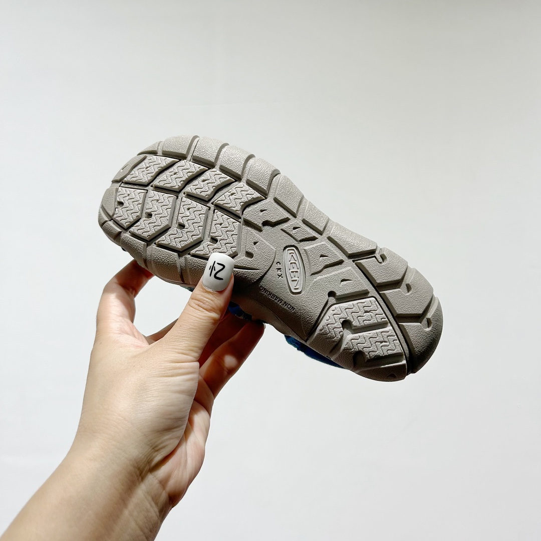 图片[9]-📍 海外版•KEEN二代轻便儿童溯溪凉鞋 尺码：24-37码 🚀【超萌新款！KEEN二代🌟儿童溯溪鞋👑，让探索变得更轻盈】🎒 😉 KEEN二代童鞋来啦！专为小小探险家们设计的溯溪凉鞋，轻便如风🍃，让每一步都充满乐趣。👣 🎈 漂亮外观，颜色丰富🌈，孩子们一眼就爱上！独特的鞋面设计，既时尚又实用，即使在小溪边嬉戏，也能保持脚干爽。🌊 💪 舒适体验是王道，KEEN二代采用柔软材质，贴合孩子的小脚丫，长时间行走也不累脚。内置缓震系统，保护成长中的小足部。👀 🧦 优质的抓地力橡胶鞋底，防滑耐磨，无论是森林小径还是湿滑石头，都能轻松应对。👣🌿-选品中心