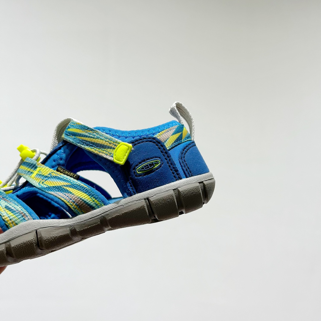 图片[8]-📍 海外版•KEEN二代轻便儿童溯溪凉鞋 尺码：24-37码 🚀【超萌新款！KEEN二代🌟儿童溯溪鞋👑，让探索变得更轻盈】🎒 😉 KEEN二代童鞋来啦！专为小小探险家们设计的溯溪凉鞋，轻便如风🍃，让每一步都充满乐趣。👣 🎈 漂亮外观，颜色丰富🌈，孩子们一眼就爱上！独特的鞋面设计，既时尚又实用，即使在小溪边嬉戏，也能保持脚干爽。🌊 💪 舒适体验是王道，KEEN二代采用柔软材质，贴合孩子的小脚丫，长时间行走也不累脚。内置缓震系统，保护成长中的小足部。👀 🧦 优质的抓地力橡胶鞋底，防滑耐磨，无论是森林小径还是湿滑石头，都能轻松应对。👣🌿-选品中心