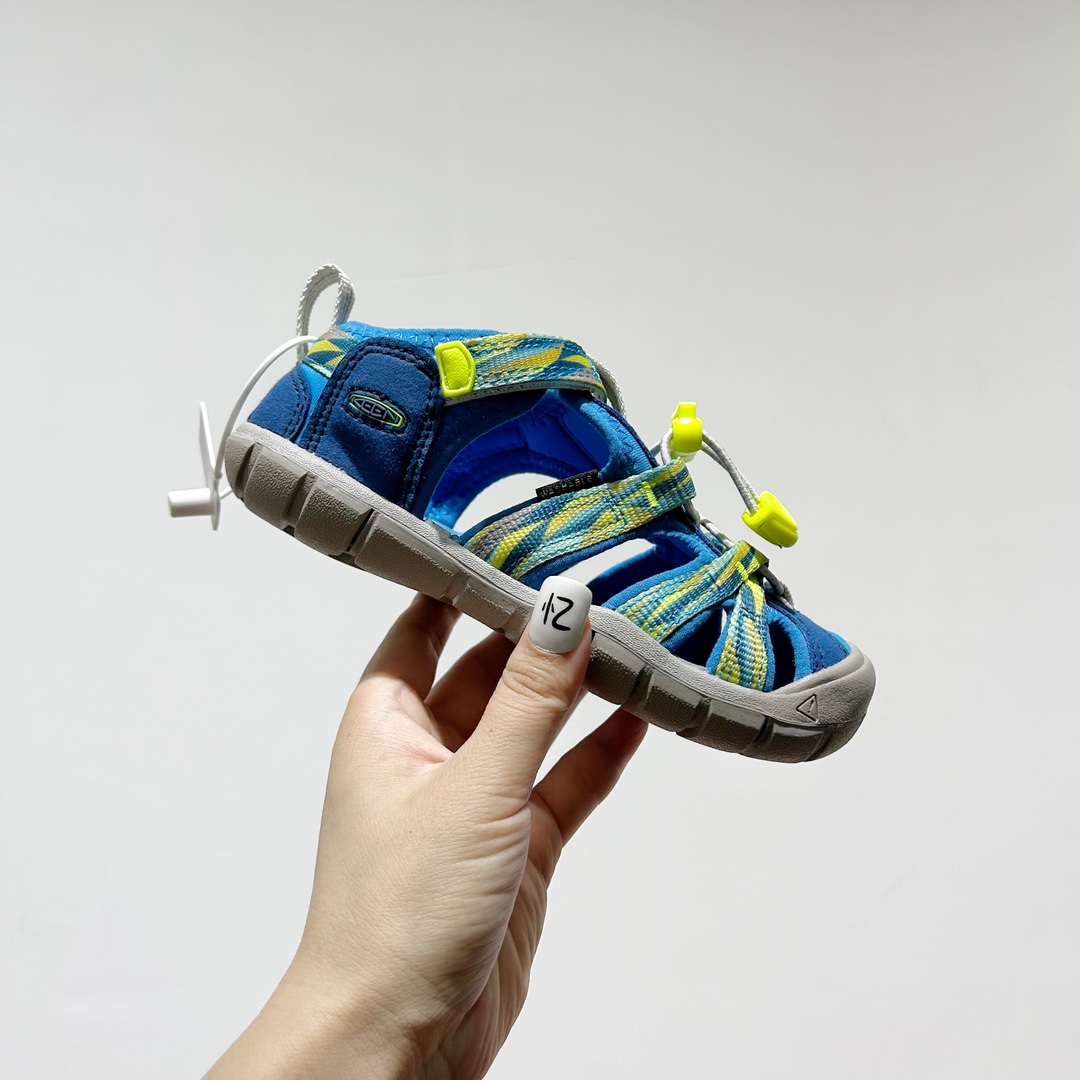 图片[2]-📍 海外版•KEEN二代轻便儿童溯溪凉鞋 尺码：24-37码 🚀【超萌新款！KEEN二代🌟儿童溯溪鞋👑，让探索变得更轻盈】🎒 😉 KEEN二代童鞋来啦！专为小小探险家们设计的溯溪凉鞋，轻便如风🍃，让每一步都充满乐趣。👣 🎈 漂亮外观，颜色丰富🌈，孩子们一眼就爱上！独特的鞋面设计，既时尚又实用，即使在小溪边嬉戏，也能保持脚干爽。🌊 💪 舒适体验是王道，KEEN二代采用柔软材质，贴合孩子的小脚丫，长时间行走也不累脚。内置缓震系统，保护成长中的小足部。👀 🧦 优质的抓地力橡胶鞋底，防滑耐磨，无论是森林小径还是湿滑石头，都能轻松应对。👣🌿-选品中心