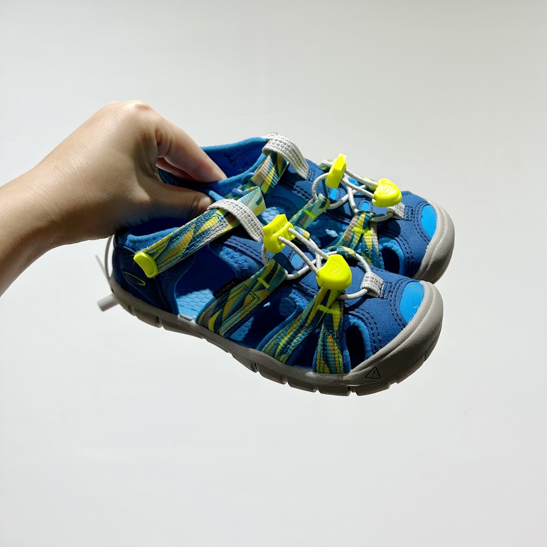 📍 海外版•KEEN二代轻便儿童溯溪凉鞋 尺码：24-37码 🚀【超萌新款！KEEN二代🌟儿童溯溪鞋👑，让探索变得更轻盈】🎒 😉 KEEN二代童鞋来啦！专为小小探险家们设计的溯溪凉鞋，轻便如风🍃，让每一步都充满乐趣。👣 🎈 漂亮外观，颜色丰富🌈，孩子们一眼就爱上！独特的鞋面设计，既时尚又实用，即使在小溪边嬉戏，也能保持脚干爽。🌊 💪 舒适体验是王道，KEEN二代采用柔软材质，贴合孩子的小脚丫，长时间行走也不累脚。内置缓震系统，保护成长中的小足部。👀 🧦 优质的抓地力橡胶鞋底，防滑耐磨，无论是森林小径还是湿滑石头，都能轻松应对。👣🌿-选品中心