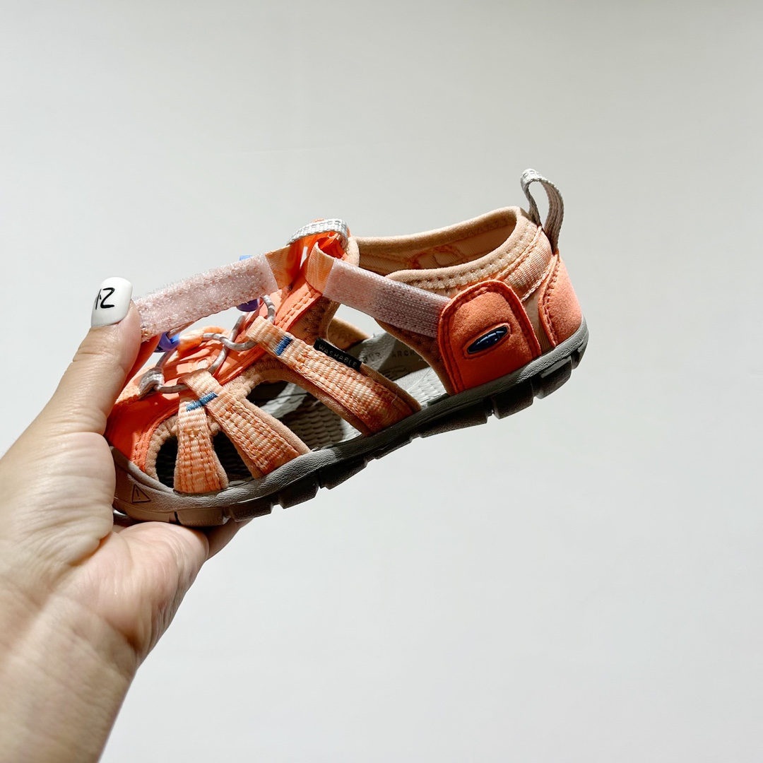 图片[7]-📍 海外版•KEEN二代轻便儿童溯溪凉鞋 尺码：24-37码 🚀【超萌新款！KEEN二代🌟儿童溯溪鞋👑，让探索变得更轻盈】🎒 😉 KEEN二代童鞋来啦！专为小小探险家们设计的溯溪凉鞋，轻便如风🍃，让每一步都充满乐趣。👣 🎈 漂亮外观，颜色丰富🌈，孩子们一眼就爱上！独特的鞋面设计，既时尚又实用，即使在小溪边嬉戏，也能保持脚干爽。🌊 💪 舒适体验是王道，KEEN二代采用柔软材质，贴合孩子的小脚丫，长时间行走也不累脚。内置缓震系统，保护成长中的小足部。👀 🧦 优质的抓地力橡胶鞋底，防滑耐磨，无论是森林小径还是湿滑石头，都能轻松应对。👣🌿-选品中心