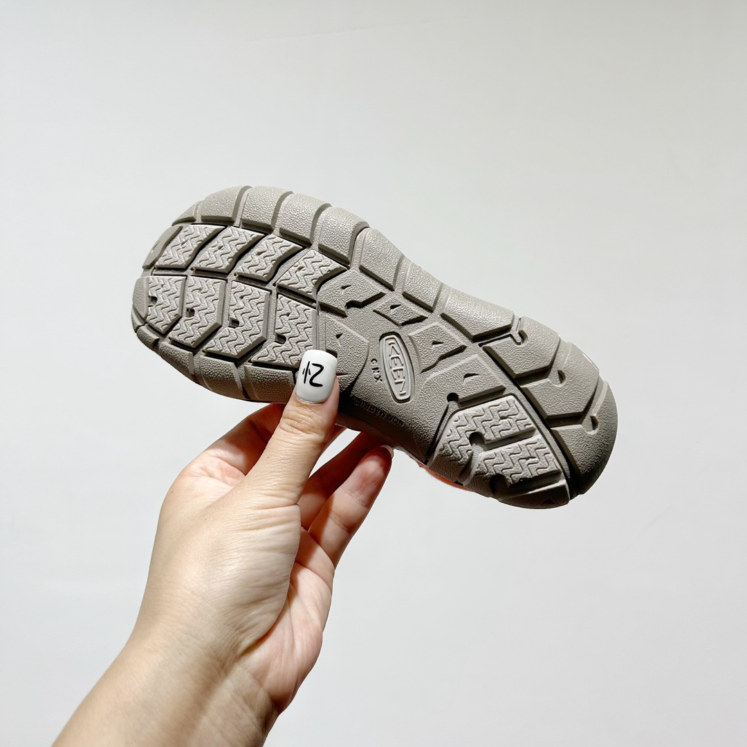 图片[9]-📍 海外版•KEEN二代轻便儿童溯溪凉鞋 尺码：24-37码 🚀【超萌新款！KEEN二代🌟儿童溯溪鞋👑，让探索变得更轻盈】🎒 😉 KEEN二代童鞋来啦！专为小小探险家们设计的溯溪凉鞋，轻便如风🍃，让每一步都充满乐趣。👣 🎈 漂亮外观，颜色丰富🌈，孩子们一眼就爱上！独特的鞋面设计，既时尚又实用，即使在小溪边嬉戏，也能保持脚干爽。🌊 💪 舒适体验是王道，KEEN二代采用柔软材质，贴合孩子的小脚丫，长时间行走也不累脚。内置缓震系统，保护成长中的小足部。👀 🧦 优质的抓地力橡胶鞋底，防滑耐磨，无论是森林小径还是湿滑石头，都能轻松应对。👣🌿-选品中心