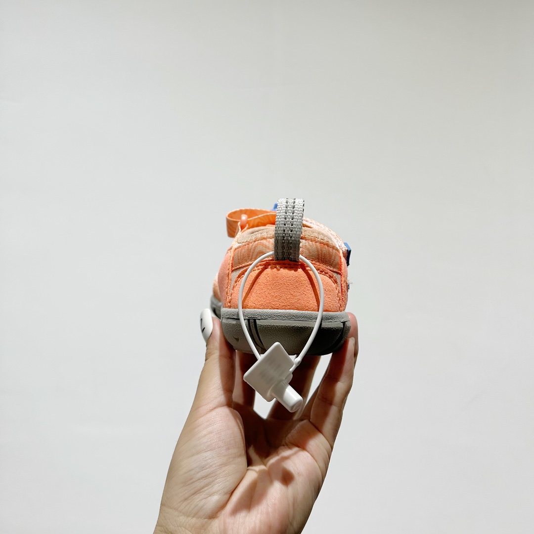 图片[6]-📍 海外版•KEEN二代轻便儿童溯溪凉鞋 尺码：24-37码 🚀【超萌新款！KEEN二代🌟儿童溯溪鞋👑，让探索变得更轻盈】🎒 😉 KEEN二代童鞋来啦！专为小小探险家们设计的溯溪凉鞋，轻便如风🍃，让每一步都充满乐趣。👣 🎈 漂亮外观，颜色丰富🌈，孩子们一眼就爱上！独特的鞋面设计，既时尚又实用，即使在小溪边嬉戏，也能保持脚干爽。🌊 💪 舒适体验是王道，KEEN二代采用柔软材质，贴合孩子的小脚丫，长时间行走也不累脚。内置缓震系统，保护成长中的小足部。👀 🧦 优质的抓地力橡胶鞋底，防滑耐磨，无论是森林小径还是湿滑石头，都能轻松应对。👣🌿-选品中心