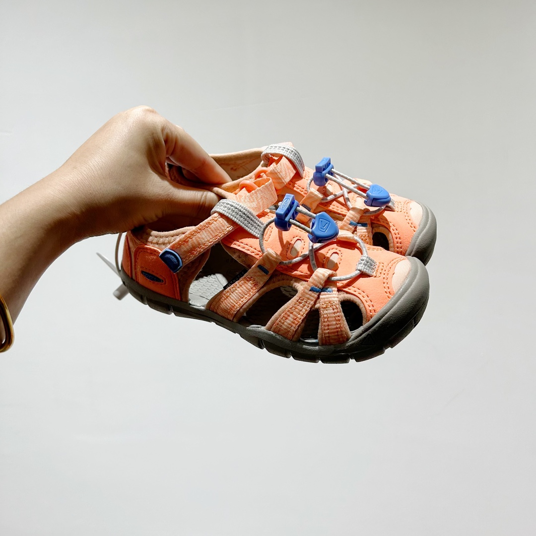 📍 海外版•KEEN二代轻便儿童溯溪凉鞋 尺码：24-37码 🚀【超萌新款！KEEN二代🌟儿童溯溪鞋👑，让探索变得更轻盈】🎒 😉 KEEN二代童鞋来啦！专为小小探险家们设计的溯溪凉鞋，轻便如风🍃，让每一步都充满乐趣。👣 🎈 漂亮外观，颜色丰富🌈，孩子们一眼就爱上！独特的鞋面设计，既时尚又实用，即使在小溪边嬉戏，也能保持脚干爽。🌊 💪 舒适体验是王道，KEEN二代采用柔软材质，贴合孩子的小脚丫，长时间行走也不累脚。内置缓震系统，保护成长中的小足部。👀 🧦 优质的抓地力橡胶鞋底，防滑耐磨，无论是森林小径还是湿滑石头，都能轻松应对。👣🌿-选品中心