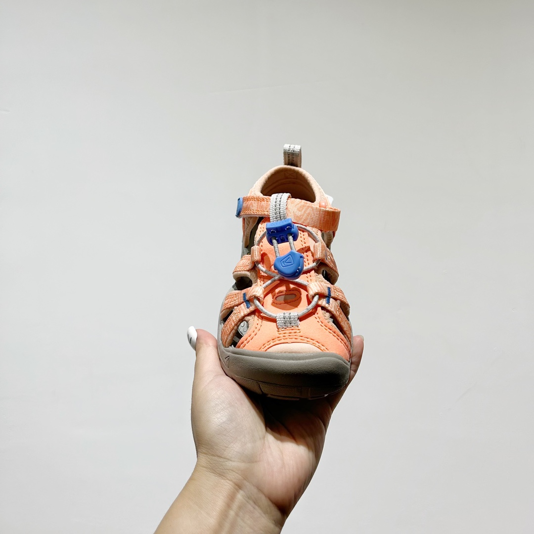 图片[3]-📍 海外版•KEEN二代轻便儿童溯溪凉鞋 尺码：24-37码 🚀【超萌新款！KEEN二代🌟儿童溯溪鞋👑，让探索变得更轻盈】🎒 😉 KEEN二代童鞋来啦！专为小小探险家们设计的溯溪凉鞋，轻便如风🍃，让每一步都充满乐趣。👣 🎈 漂亮外观，颜色丰富🌈，孩子们一眼就爱上！独特的鞋面设计，既时尚又实用，即使在小溪边嬉戏，也能保持脚干爽。🌊 💪 舒适体验是王道，KEEN二代采用柔软材质，贴合孩子的小脚丫，长时间行走也不累脚。内置缓震系统，保护成长中的小足部。👀 🧦 优质的抓地力橡胶鞋底，防滑耐磨，无论是森林小径还是湿滑石头，都能轻松应对。👣🌿-选品中心