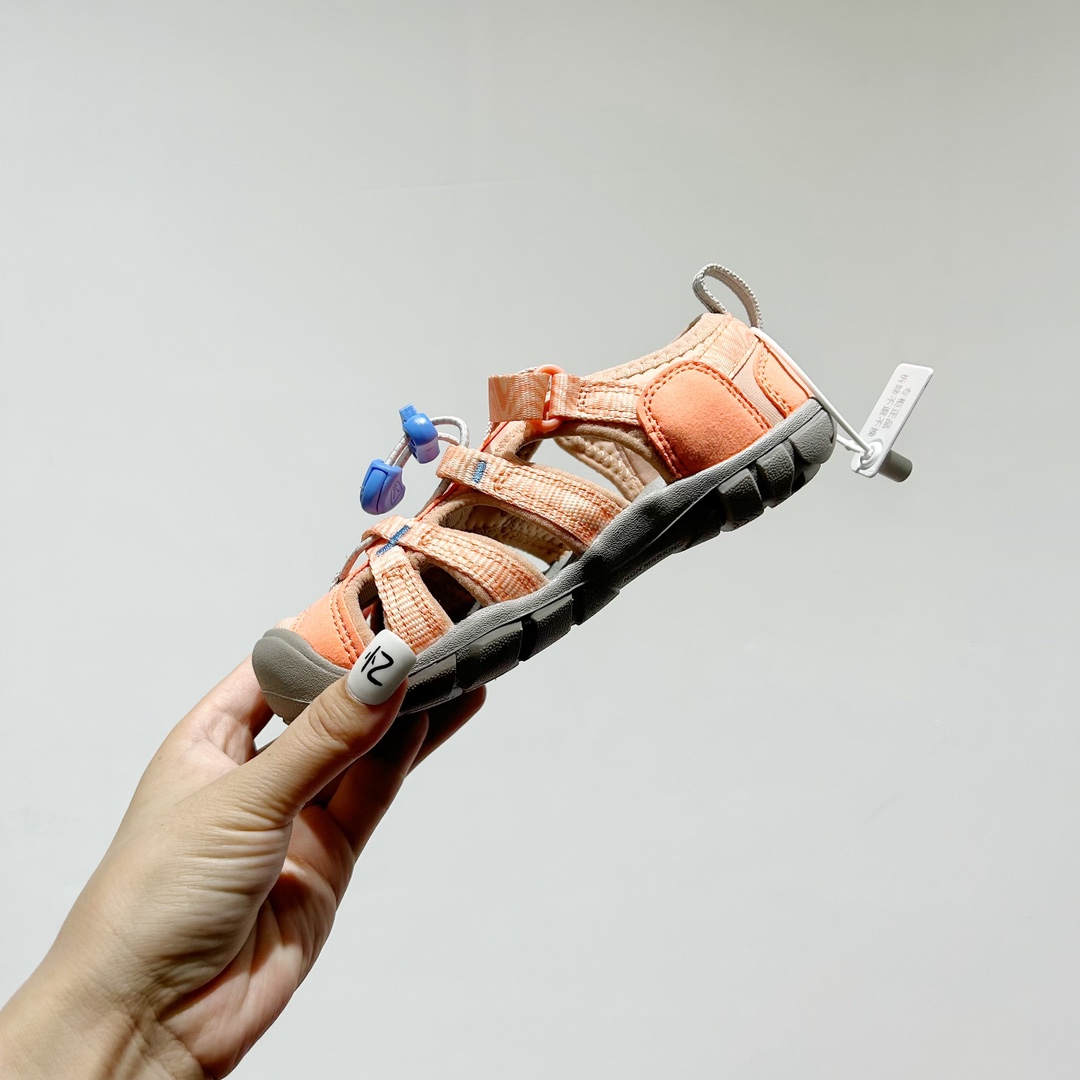 图片[4]-📍 海外版•KEEN二代轻便儿童溯溪凉鞋 尺码：24-37码 🚀【超萌新款！KEEN二代🌟儿童溯溪鞋👑，让探索变得更轻盈】🎒 😉 KEEN二代童鞋来啦！专为小小探险家们设计的溯溪凉鞋，轻便如风🍃，让每一步都充满乐趣。👣 🎈 漂亮外观，颜色丰富🌈，孩子们一眼就爱上！独特的鞋面设计，既时尚又实用，即使在小溪边嬉戏，也能保持脚干爽。🌊 💪 舒适体验是王道，KEEN二代采用柔软材质，贴合孩子的小脚丫，长时间行走也不累脚。内置缓震系统，保护成长中的小足部。👀 🧦 优质的抓地力橡胶鞋底，防滑耐磨，无论是森林小径还是湿滑石头，都能轻松应对。👣🌿-选品中心