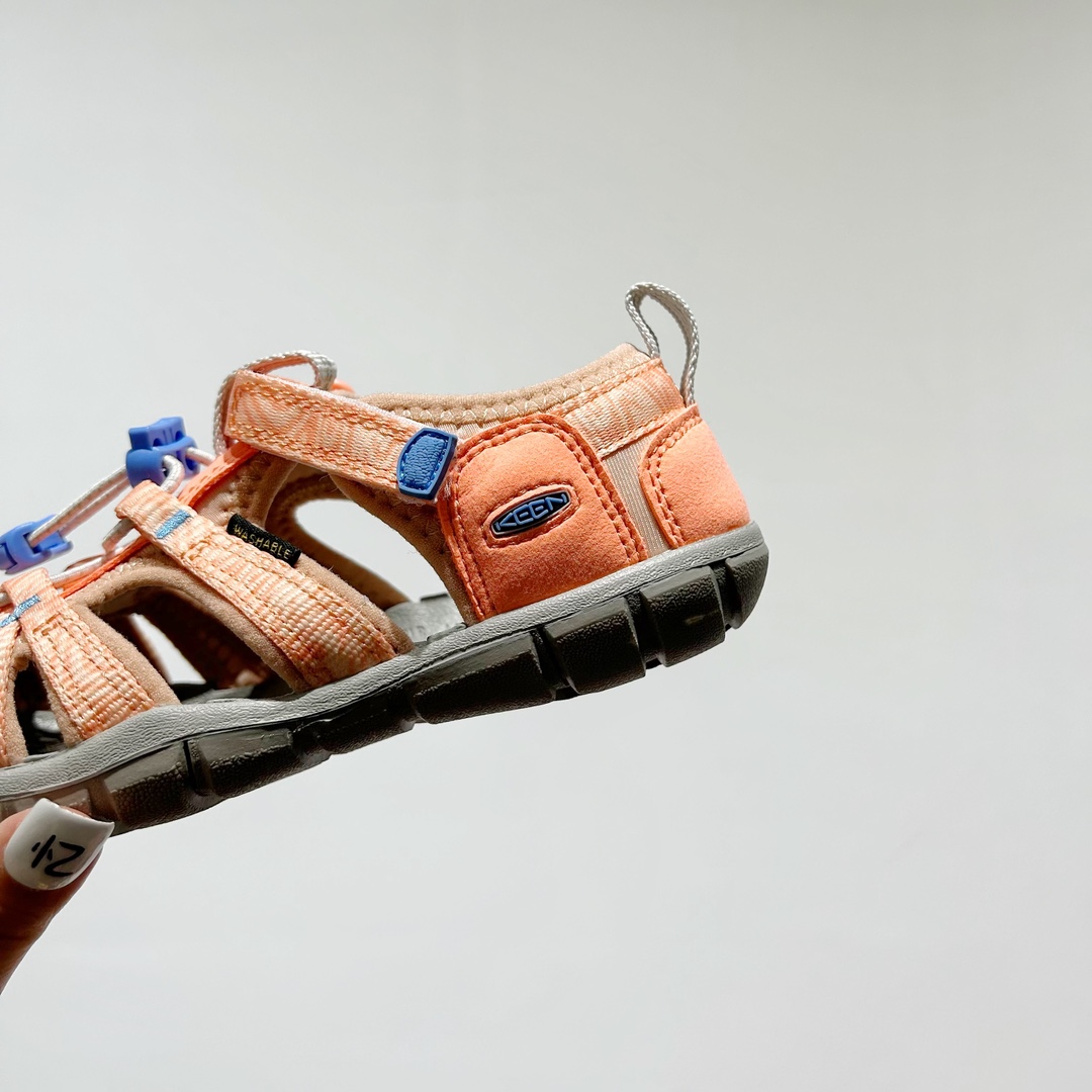 图片[8]-📍 海外版•KEEN二代轻便儿童溯溪凉鞋 尺码：24-37码 🚀【超萌新款！KEEN二代🌟儿童溯溪鞋👑，让探索变得更轻盈】🎒 😉 KEEN二代童鞋来啦！专为小小探险家们设计的溯溪凉鞋，轻便如风🍃，让每一步都充满乐趣。👣 🎈 漂亮外观，颜色丰富🌈，孩子们一眼就爱上！独特的鞋面设计，既时尚又实用，即使在小溪边嬉戏，也能保持脚干爽。🌊 💪 舒适体验是王道，KEEN二代采用柔软材质，贴合孩子的小脚丫，长时间行走也不累脚。内置缓震系统，保护成长中的小足部。👀 🧦 优质的抓地力橡胶鞋底，防滑耐磨，无论是森林小径还是湿滑石头，都能轻松应对。👣🌿-选品中心