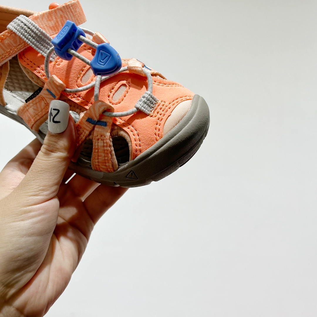 图片[5]-📍 海外版•KEEN二代轻便儿童溯溪凉鞋 尺码：24-37码 🚀【超萌新款！KEEN二代🌟儿童溯溪鞋👑，让探索变得更轻盈】🎒 😉 KEEN二代童鞋来啦！专为小小探险家们设计的溯溪凉鞋，轻便如风🍃，让每一步都充满乐趣。👣 🎈 漂亮外观，颜色丰富🌈，孩子们一眼就爱上！独特的鞋面设计，既时尚又实用，即使在小溪边嬉戏，也能保持脚干爽。🌊 💪 舒适体验是王道，KEEN二代采用柔软材质，贴合孩子的小脚丫，长时间行走也不累脚。内置缓震系统，保护成长中的小足部。👀 🧦 优质的抓地力橡胶鞋底，防滑耐磨，无论是森林小径还是湿滑石头，都能轻松应对。👣🌿-选品中心