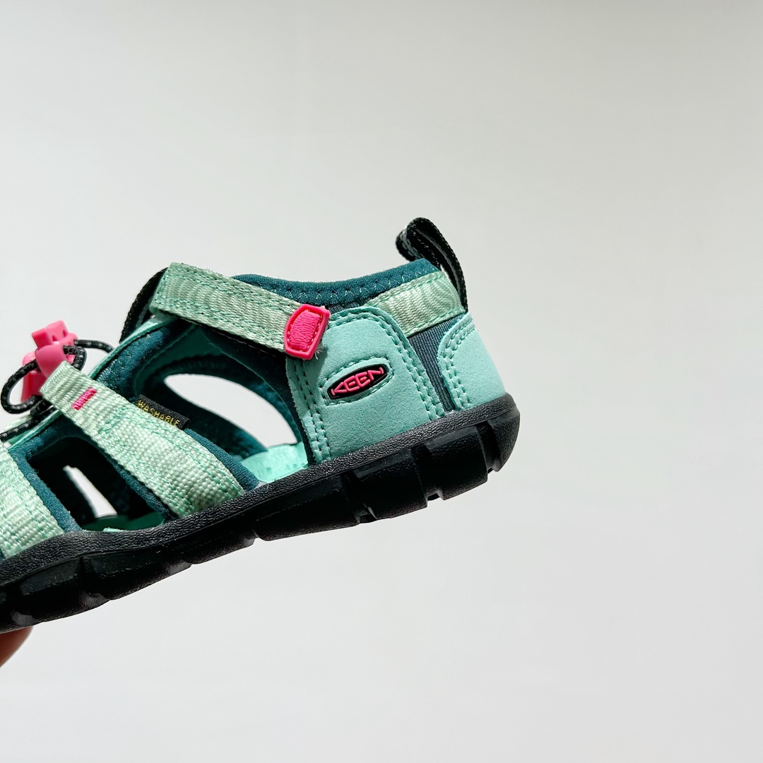 图片[8]-📍 海外版•KEEN二代轻便儿童溯溪凉鞋 尺码：24-37码 🚀【超萌新款！KEEN二代🌟儿童溯溪鞋👑，让探索变得更轻盈】🎒 😉 KEEN二代童鞋来啦！专为小小探险家们设计的溯溪凉鞋，轻便如风🍃，让每一步都充满乐趣。👣 🎈 漂亮外观，颜色丰富🌈，孩子们一眼就爱上！独特的鞋面设计，既时尚又实用，即使在小溪边嬉戏，也能保持脚干爽。🌊 💪 舒适体验是王道，KEEN二代采用柔软材质，贴合孩子的小脚丫，长时间行走也不累脚。内置缓震系统，保护成长中的小足部。👀 🧦 优质的抓地力橡胶鞋底，防滑耐磨，无论是森林小径还是湿滑石头，都能轻松应对。👣🌿-选品中心