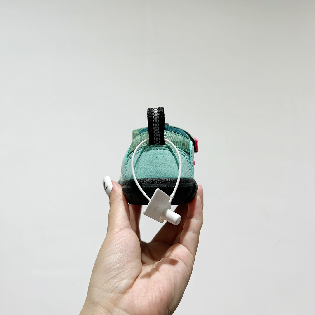 图片[6]-📍 海外版•KEEN二代轻便儿童溯溪凉鞋 尺码：24-37码 🚀【超萌新款！KEEN二代🌟儿童溯溪鞋👑，让探索变得更轻盈】🎒 😉 KEEN二代童鞋来啦！专为小小探险家们设计的溯溪凉鞋，轻便如风🍃，让每一步都充满乐趣。👣 🎈 漂亮外观，颜色丰富🌈，孩子们一眼就爱上！独特的鞋面设计，既时尚又实用，即使在小溪边嬉戏，也能保持脚干爽。🌊 💪 舒适体验是王道，KEEN二代采用柔软材质，贴合孩子的小脚丫，长时间行走也不累脚。内置缓震系统，保护成长中的小足部。👀 🧦 优质的抓地力橡胶鞋底，防滑耐磨，无论是森林小径还是湿滑石头，都能轻松应对。👣🌿-选品中心