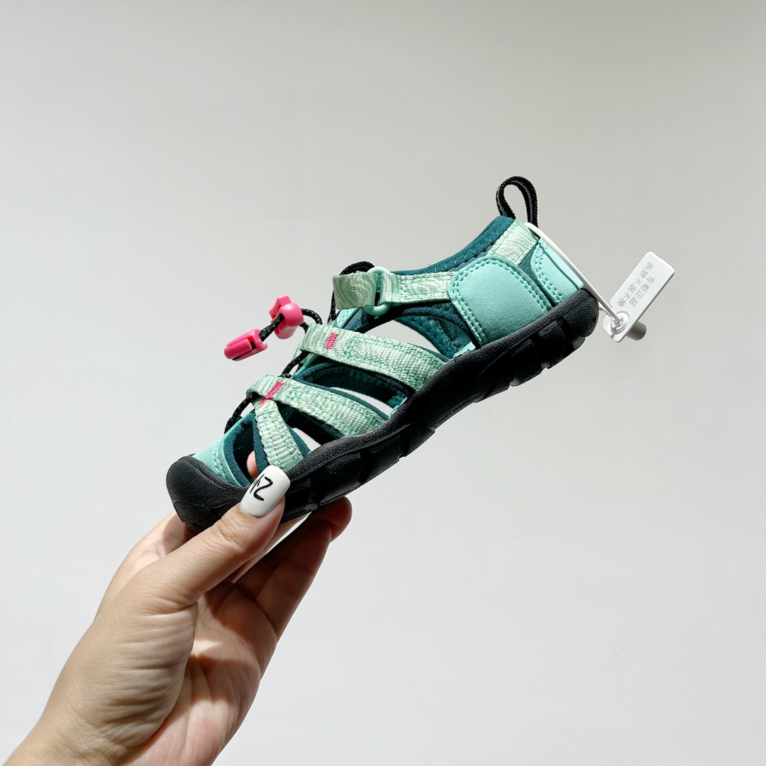 图片[4]-📍 海外版•KEEN二代轻便儿童溯溪凉鞋 尺码：24-37码 🚀【超萌新款！KEEN二代🌟儿童溯溪鞋👑，让探索变得更轻盈】🎒 😉 KEEN二代童鞋来啦！专为小小探险家们设计的溯溪凉鞋，轻便如风🍃，让每一步都充满乐趣。👣 🎈 漂亮外观，颜色丰富🌈，孩子们一眼就爱上！独特的鞋面设计，既时尚又实用，即使在小溪边嬉戏，也能保持脚干爽。🌊 💪 舒适体验是王道，KEEN二代采用柔软材质，贴合孩子的小脚丫，长时间行走也不累脚。内置缓震系统，保护成长中的小足部。👀 🧦 优质的抓地力橡胶鞋底，防滑耐磨，无论是森林小径还是湿滑石头，都能轻松应对。👣🌿-选品中心