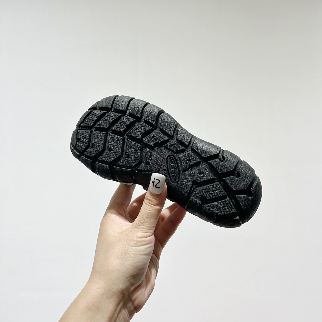 图片[9]-📍 海外版•KEEN二代轻便儿童溯溪凉鞋 尺码：24-37码 🚀【超萌新款！KEEN二代🌟儿童溯溪鞋👑，让探索变得更轻盈】🎒 😉 KEEN二代童鞋来啦！专为小小探险家们设计的溯溪凉鞋，轻便如风🍃，让每一步都充满乐趣。👣 🎈 漂亮外观，颜色丰富🌈，孩子们一眼就爱上！独特的鞋面设计，既时尚又实用，即使在小溪边嬉戏，也能保持脚干爽。🌊 💪 舒适体验是王道，KEEN二代采用柔软材质，贴合孩子的小脚丫，长时间行走也不累脚。内置缓震系统，保护成长中的小足部。👀 🧦 优质的抓地力橡胶鞋底，防滑耐磨，无论是森林小径还是湿滑石头，都能轻松应对。👣🌿-选品中心