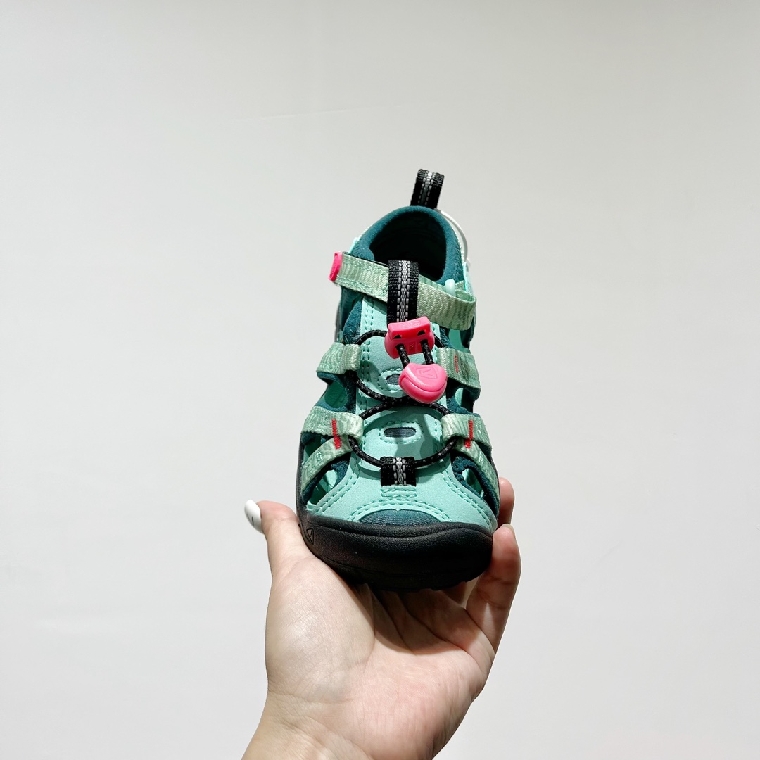 图片[3]-📍 海外版•KEEN二代轻便儿童溯溪凉鞋 尺码：24-37码 🚀【超萌新款！KEEN二代🌟儿童溯溪鞋👑，让探索变得更轻盈】🎒 😉 KEEN二代童鞋来啦！专为小小探险家们设计的溯溪凉鞋，轻便如风🍃，让每一步都充满乐趣。👣 🎈 漂亮外观，颜色丰富🌈，孩子们一眼就爱上！独特的鞋面设计，既时尚又实用，即使在小溪边嬉戏，也能保持脚干爽。🌊 💪 舒适体验是王道，KEEN二代采用柔软材质，贴合孩子的小脚丫，长时间行走也不累脚。内置缓震系统，保护成长中的小足部。👀 🧦 优质的抓地力橡胶鞋底，防滑耐磨，无论是森林小径还是湿滑石头，都能轻松应对。👣🌿-选品中心