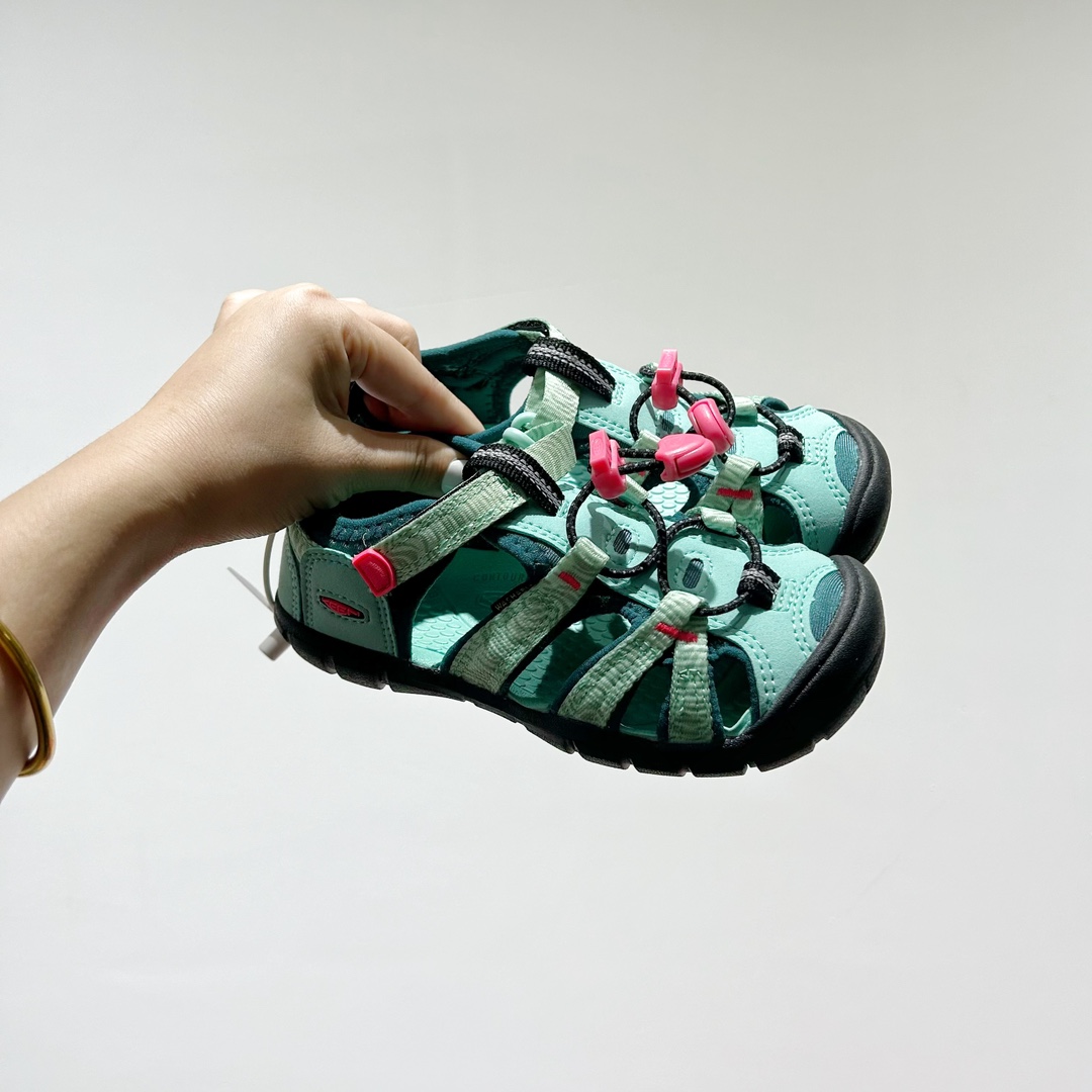 📍 海外版•KEEN二代轻便儿童溯溪凉鞋 尺码：24-37码 🚀【超萌新款！KEEN二代🌟儿童溯溪鞋👑，让探索变得更轻盈】🎒 😉 KEEN二代童鞋来啦！专为小小探险家们设计的溯溪凉鞋，轻便如风🍃，让每一步都充满乐趣。👣 🎈 漂亮外观，颜色丰富🌈，孩子们一眼就爱上！独特的鞋面设计，既时尚又实用，即使在小溪边嬉戏，也能保持脚干爽。🌊 💪 舒适体验是王道，KEEN二代采用柔软材质，贴合孩子的小脚丫，长时间行走也不累脚。内置缓震系统，保护成长中的小足部。👀 🧦 优质的抓地力橡胶鞋底，防滑耐磨，无论是森林小径还是湿滑石头，都能轻松应对。👣🌿-选品中心