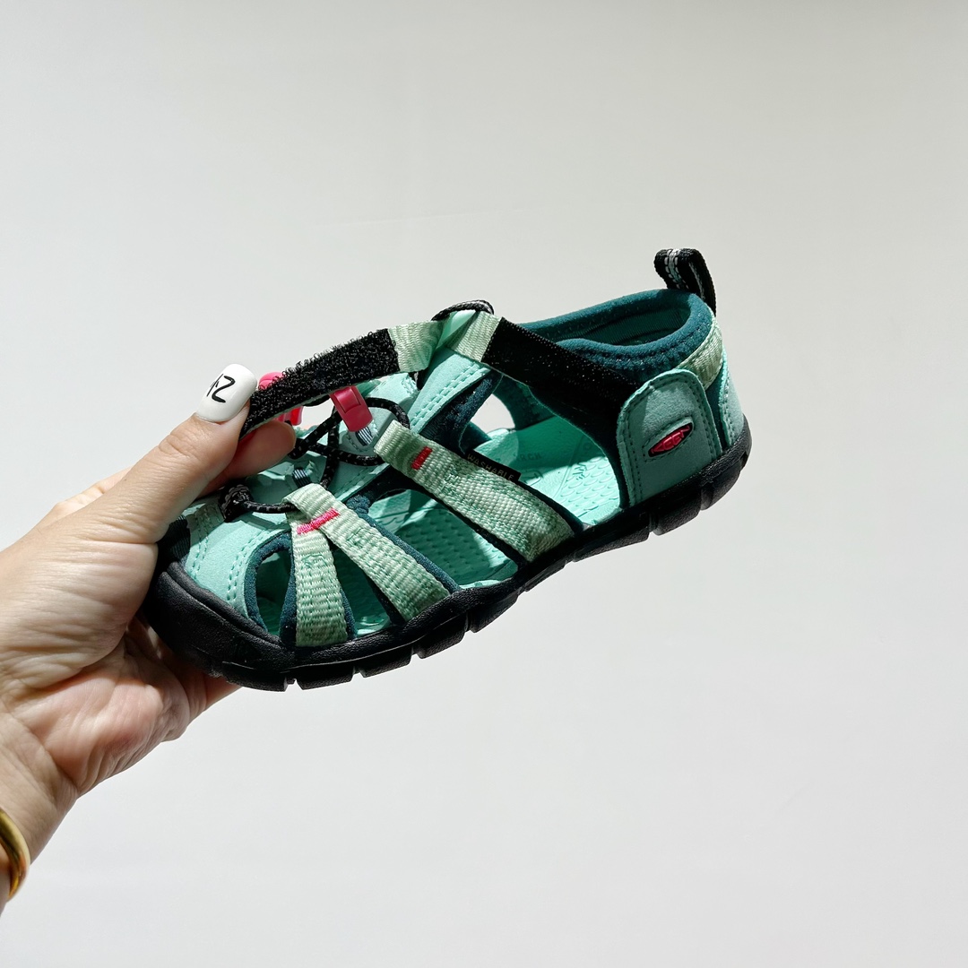 图片[7]-📍 海外版•KEEN二代轻便儿童溯溪凉鞋 尺码：24-37码 🚀【超萌新款！KEEN二代🌟儿童溯溪鞋👑，让探索变得更轻盈】🎒 😉 KEEN二代童鞋来啦！专为小小探险家们设计的溯溪凉鞋，轻便如风🍃，让每一步都充满乐趣。👣 🎈 漂亮外观，颜色丰富🌈，孩子们一眼就爱上！独特的鞋面设计，既时尚又实用，即使在小溪边嬉戏，也能保持脚干爽。🌊 💪 舒适体验是王道，KEEN二代采用柔软材质，贴合孩子的小脚丫，长时间行走也不累脚。内置缓震系统，保护成长中的小足部。👀 🧦 优质的抓地力橡胶鞋底，防滑耐磨，无论是森林小径还是湿滑石头，都能轻松应对。👣🌿-选品中心