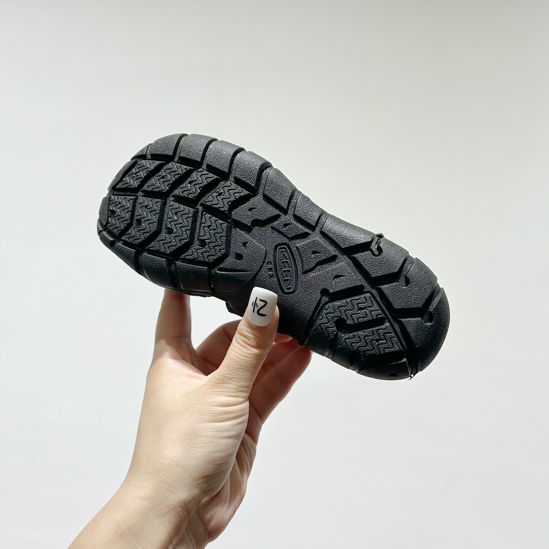 图片[9]-📍 海外版•KEEN二代轻便儿童溯溪凉鞋 尺码：24-37码 🚀【超萌新款！KEEN二代🌟儿童溯溪鞋👑，让探索变得更轻盈】🎒 😉 KEEN二代童鞋来啦！专为小小探险家们设计的溯溪凉鞋，轻便如风🍃，让每一步都充满乐趣。👣 🎈 漂亮外观，颜色丰富🌈，孩子们一眼就爱上！独特的鞋面设计，既时尚又实用，即使在小溪边嬉戏，也能保持脚干爽。🌊 💪 舒适体验是王道，KEEN二代采用柔软材质，贴合孩子的小脚丫，长时间行走也不累脚。内置缓震系统，保护成长中的小足部。👀 🧦 优质的抓地力橡胶鞋底，防滑耐磨，无论是森林小径还是湿滑石头，都能轻松应对。👣🌿-选品中心