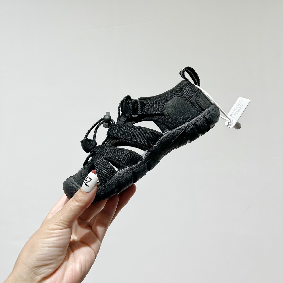 图片[4]-📍 海外版•KEEN二代轻便儿童溯溪凉鞋 尺码：24-37码 🚀【超萌新款！KEEN二代🌟儿童溯溪鞋👑，让探索变得更轻盈】🎒 😉 KEEN二代童鞋来啦！专为小小探险家们设计的溯溪凉鞋，轻便如风🍃，让每一步都充满乐趣。👣 🎈 漂亮外观，颜色丰富🌈，孩子们一眼就爱上！独特的鞋面设计，既时尚又实用，即使在小溪边嬉戏，也能保持脚干爽。🌊 💪 舒适体验是王道，KEEN二代采用柔软材质，贴合孩子的小脚丫，长时间行走也不累脚。内置缓震系统，保护成长中的小足部。👀 🧦 优质的抓地力橡胶鞋底，防滑耐磨，无论是森林小径还是湿滑石头，都能轻松应对。👣🌿-选品中心