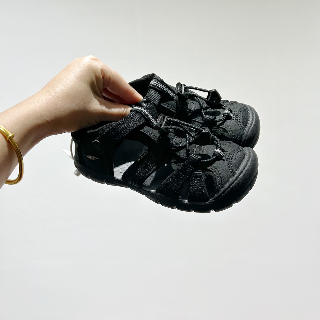 📍 海外版•KEEN二代轻便儿童溯溪凉鞋 尺码：24-37码 🚀【超萌新款！KEEN二代🌟儿童溯溪鞋👑，让探索变得更轻盈】🎒 😉 KEEN二代童鞋来啦！专为小小探险家们设计的溯溪凉鞋，轻便如风🍃，让每一步都充满乐趣。👣 🎈 漂亮外观，颜色丰富🌈，孩子们一眼就爱上！独特的鞋面设计，既时尚又实用，即使在小溪边嬉戏，也能保持脚干爽。🌊 💪 舒适体验是王道，KEEN二代采用柔软材质，贴合孩子的小脚丫，长时间行走也不累脚。内置缓震系统，保护成长中的小足部。👀 🧦 优质的抓地力橡胶鞋底，防滑耐磨，无论是森林小径还是湿滑石头，都能轻松应对。👣🌿-选品中心