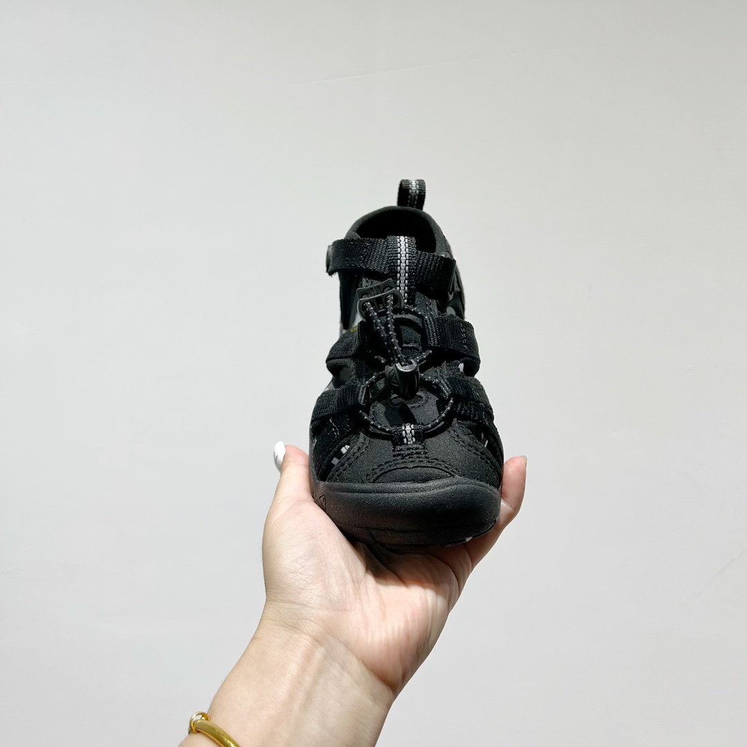 图片[3]-📍 海外版•KEEN二代轻便儿童溯溪凉鞋 尺码：24-37码 🚀【超萌新款！KEEN二代🌟儿童溯溪鞋👑，让探索变得更轻盈】🎒 😉 KEEN二代童鞋来啦！专为小小探险家们设计的溯溪凉鞋，轻便如风🍃，让每一步都充满乐趣。👣 🎈 漂亮外观，颜色丰富🌈，孩子们一眼就爱上！独特的鞋面设计，既时尚又实用，即使在小溪边嬉戏，也能保持脚干爽。🌊 💪 舒适体验是王道，KEEN二代采用柔软材质，贴合孩子的小脚丫，长时间行走也不累脚。内置缓震系统，保护成长中的小足部。👀 🧦 优质的抓地力橡胶鞋底，防滑耐磨，无论是森林小径还是湿滑石头，都能轻松应对。👣🌿-选品中心