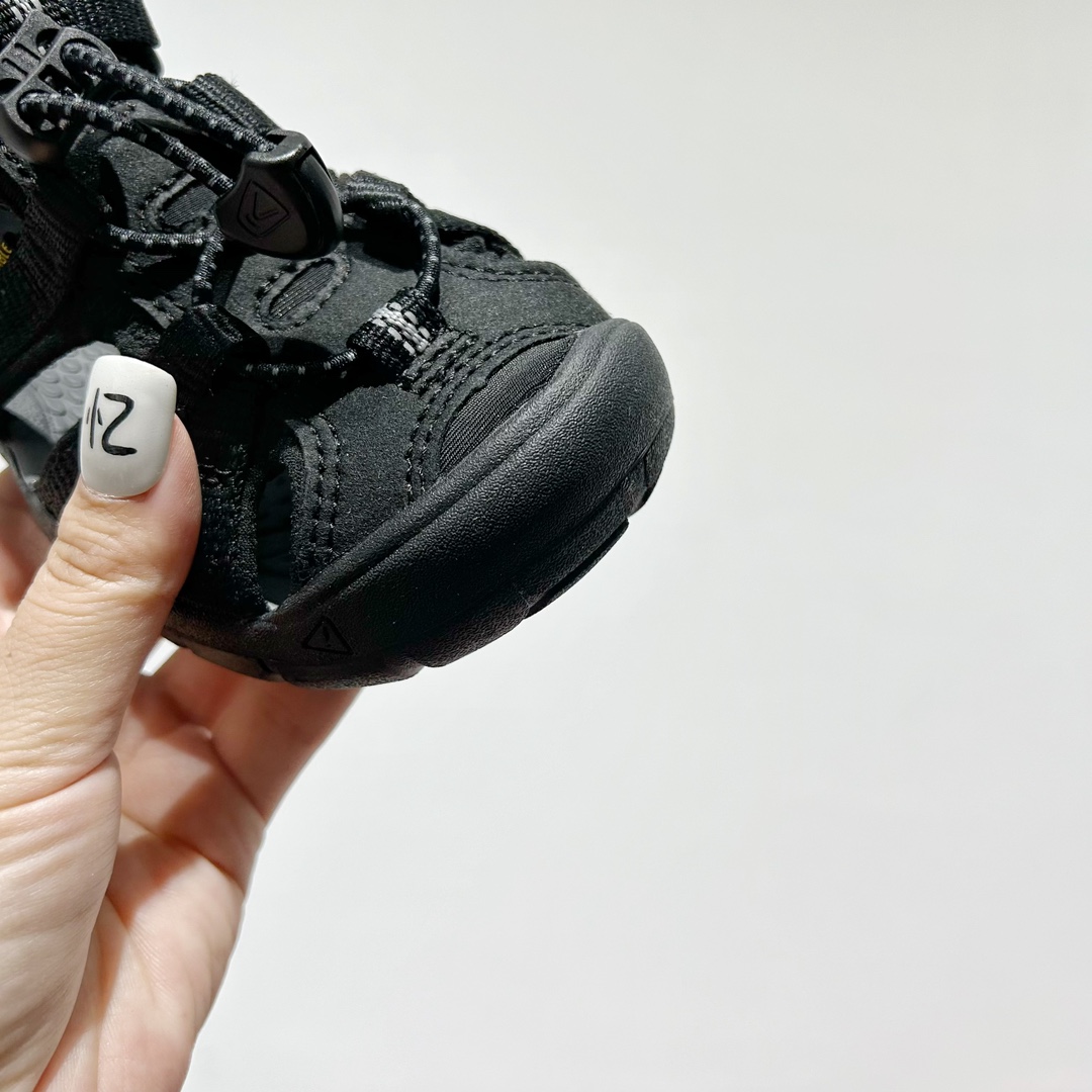 图片[5]-📍 海外版•KEEN二代轻便儿童溯溪凉鞋 尺码：24-37码 🚀【超萌新款！KEEN二代🌟儿童溯溪鞋👑，让探索变得更轻盈】🎒 😉 KEEN二代童鞋来啦！专为小小探险家们设计的溯溪凉鞋，轻便如风🍃，让每一步都充满乐趣。👣 🎈 漂亮外观，颜色丰富🌈，孩子们一眼就爱上！独特的鞋面设计，既时尚又实用，即使在小溪边嬉戏，也能保持脚干爽。🌊 💪 舒适体验是王道，KEEN二代采用柔软材质，贴合孩子的小脚丫，长时间行走也不累脚。内置缓震系统，保护成长中的小足部。👀 🧦 优质的抓地力橡胶鞋底，防滑耐磨，无论是森林小径还是湿滑石头，都能轻松应对。👣🌿-选品中心