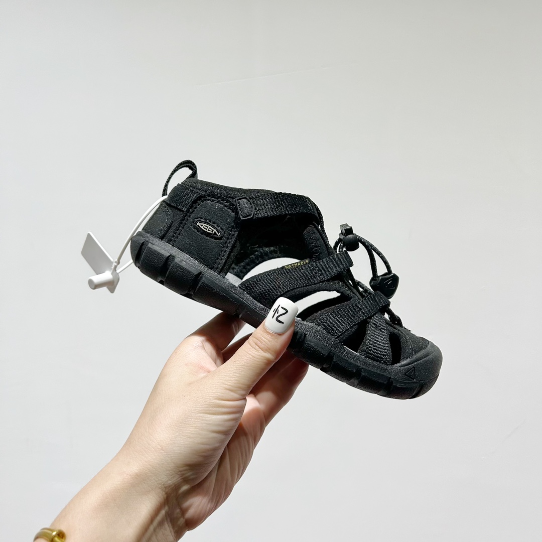 图片[2]-📍 海外版•KEEN二代轻便儿童溯溪凉鞋 尺码：24-37码 🚀【超萌新款！KEEN二代🌟儿童溯溪鞋👑，让探索变得更轻盈】🎒 😉 KEEN二代童鞋来啦！专为小小探险家们设计的溯溪凉鞋，轻便如风🍃，让每一步都充满乐趣。👣 🎈 漂亮外观，颜色丰富🌈，孩子们一眼就爱上！独特的鞋面设计，既时尚又实用，即使在小溪边嬉戏，也能保持脚干爽。🌊 💪 舒适体验是王道，KEEN二代采用柔软材质，贴合孩子的小脚丫，长时间行走也不累脚。内置缓震系统，保护成长中的小足部。👀 🧦 优质的抓地力橡胶鞋底，防滑耐磨，无论是森林小径还是湿滑石头，都能轻松应对。👣🌿-选品中心