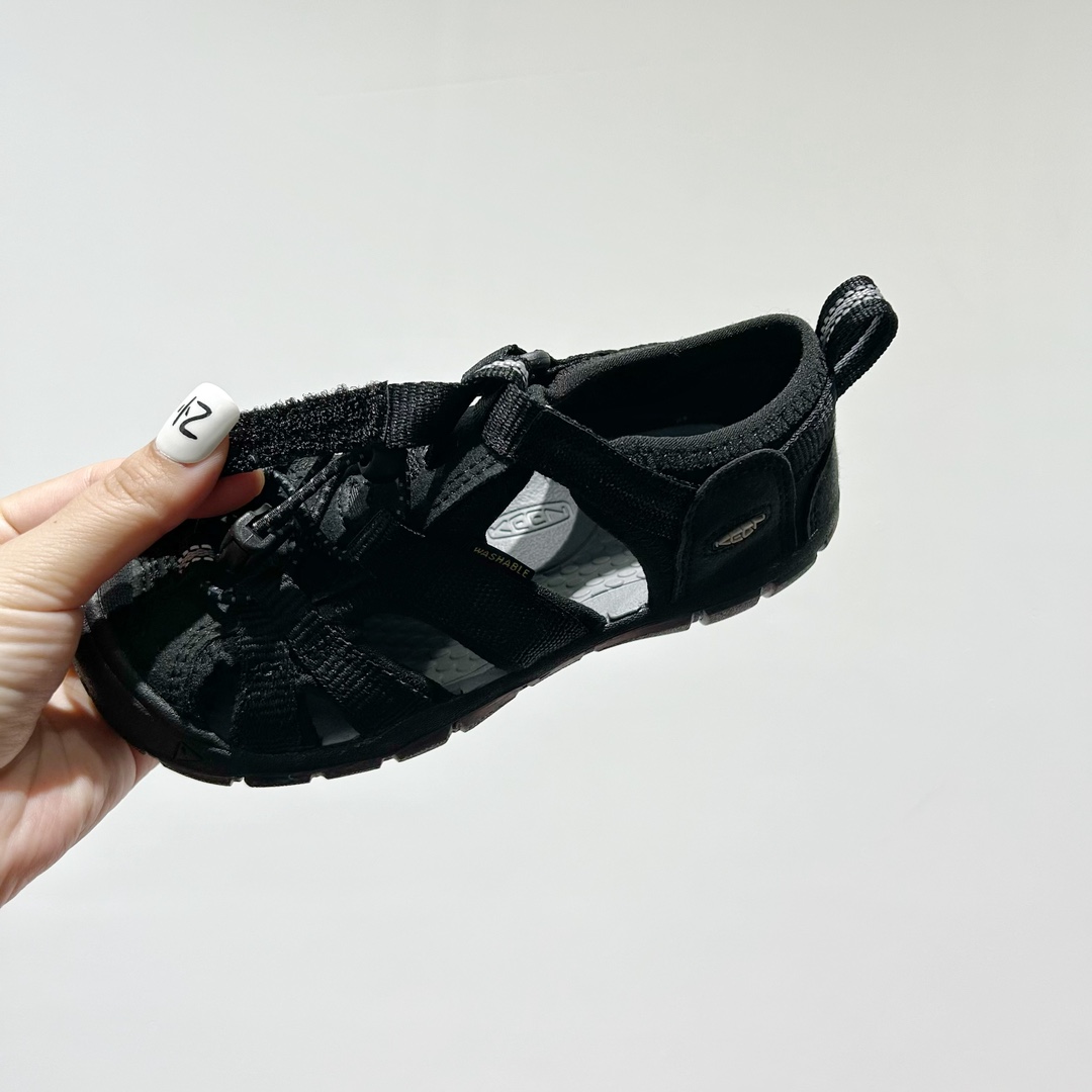 图片[7]-📍 海外版•KEEN二代轻便儿童溯溪凉鞋 尺码：24-37码 🚀【超萌新款！KEEN二代🌟儿童溯溪鞋👑，让探索变得更轻盈】🎒 😉 KEEN二代童鞋来啦！专为小小探险家们设计的溯溪凉鞋，轻便如风🍃，让每一步都充满乐趣。👣 🎈 漂亮外观，颜色丰富🌈，孩子们一眼就爱上！独特的鞋面设计，既时尚又实用，即使在小溪边嬉戏，也能保持脚干爽。🌊 💪 舒适体验是王道，KEEN二代采用柔软材质，贴合孩子的小脚丫，长时间行走也不累脚。内置缓震系统，保护成长中的小足部。👀 🧦 优质的抓地力橡胶鞋底，防滑耐磨，无论是森林小径还是湿滑石头，都能轻松应对。👣🌿-选品中心