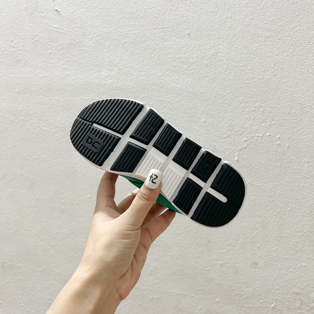 图片[9]-🔗On昂跑魔术贴松紧带儿童运动鞋 尺码：26-37.5码 💥小众童鞋运动鞋来咯～💥 on昂跑缓震魔术贴儿童运动鞋 鞋头增加额外的橡胶垫片🔫加强耐久性 🧿加宽外底搭载多沟槽，更稳固 优化改良的CloudTec专利鞋底科技🪄专为幼童打造🪄超级无敌旋转跳跃好穿-选品中心