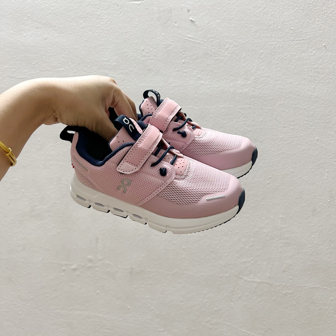 🔗On昂跑魔术贴松紧带儿童运动鞋 尺码：26-37.5码 💥小众童鞋运动鞋来咯～💥 on昂跑缓震魔术贴儿童运动鞋 鞋头增加额外的橡胶垫片🔫加强耐久性 🧿加宽外底搭载多沟槽，更稳固 优化改良的CloudTec专利鞋底科技🪄专为幼童打造🪄超级无敌旋转跳跃好穿-选品中心
