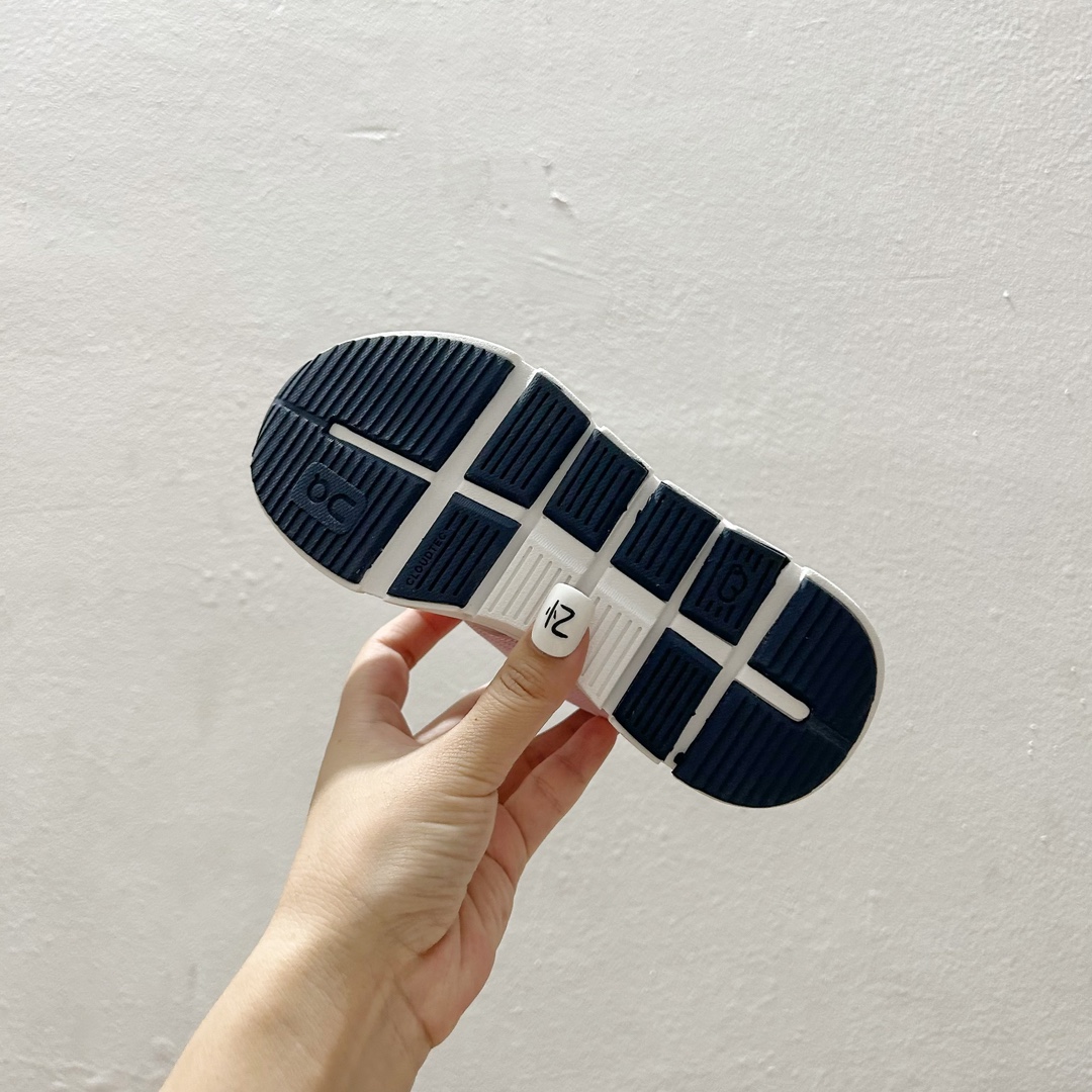 图片[9]-🔗On昂跑魔术贴松紧带儿童运动鞋 尺码：26-37.5码 💥小众童鞋运动鞋来咯～💥 on昂跑缓震魔术贴儿童运动鞋 鞋头增加额外的橡胶垫片🔫加强耐久性 🧿加宽外底搭载多沟槽，更稳固 优化改良的CloudTec专利鞋底科技🪄专为幼童打造🪄超级无敌旋转跳跃好穿-选品中心