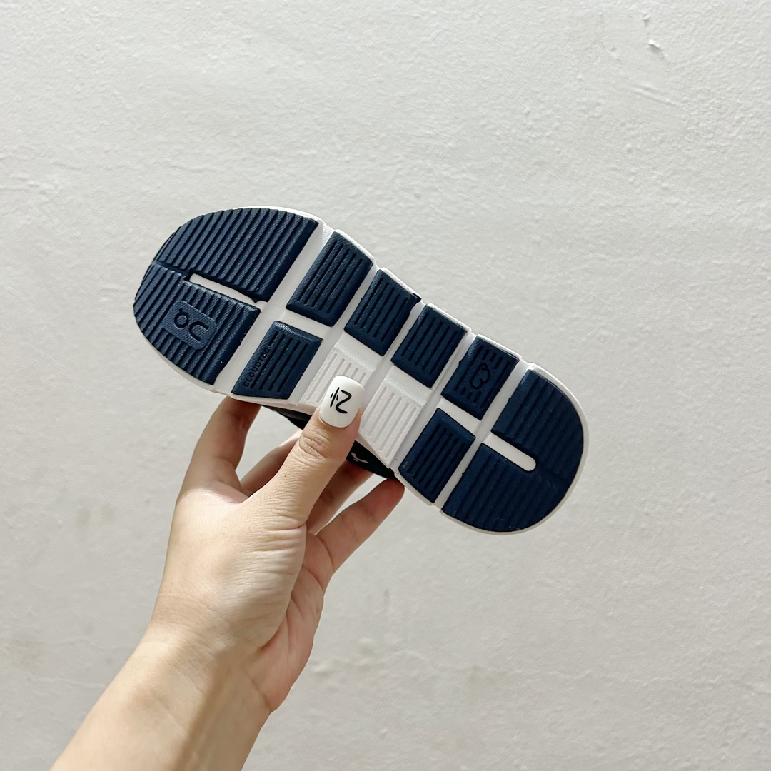 图片[9]-🔗On昂跑魔术贴松紧带儿童运动鞋 尺码：26-37.5码 💥小众童鞋运动鞋来咯～💥 on昂跑缓震魔术贴儿童运动鞋 鞋头增加额外的橡胶垫片🔫加强耐久性 🧿加宽外底搭载多沟槽，更稳固 优化改良的CloudTec专利鞋底科技🪄专为幼童打造🪄超级无敌旋转跳跃好穿-选品中心